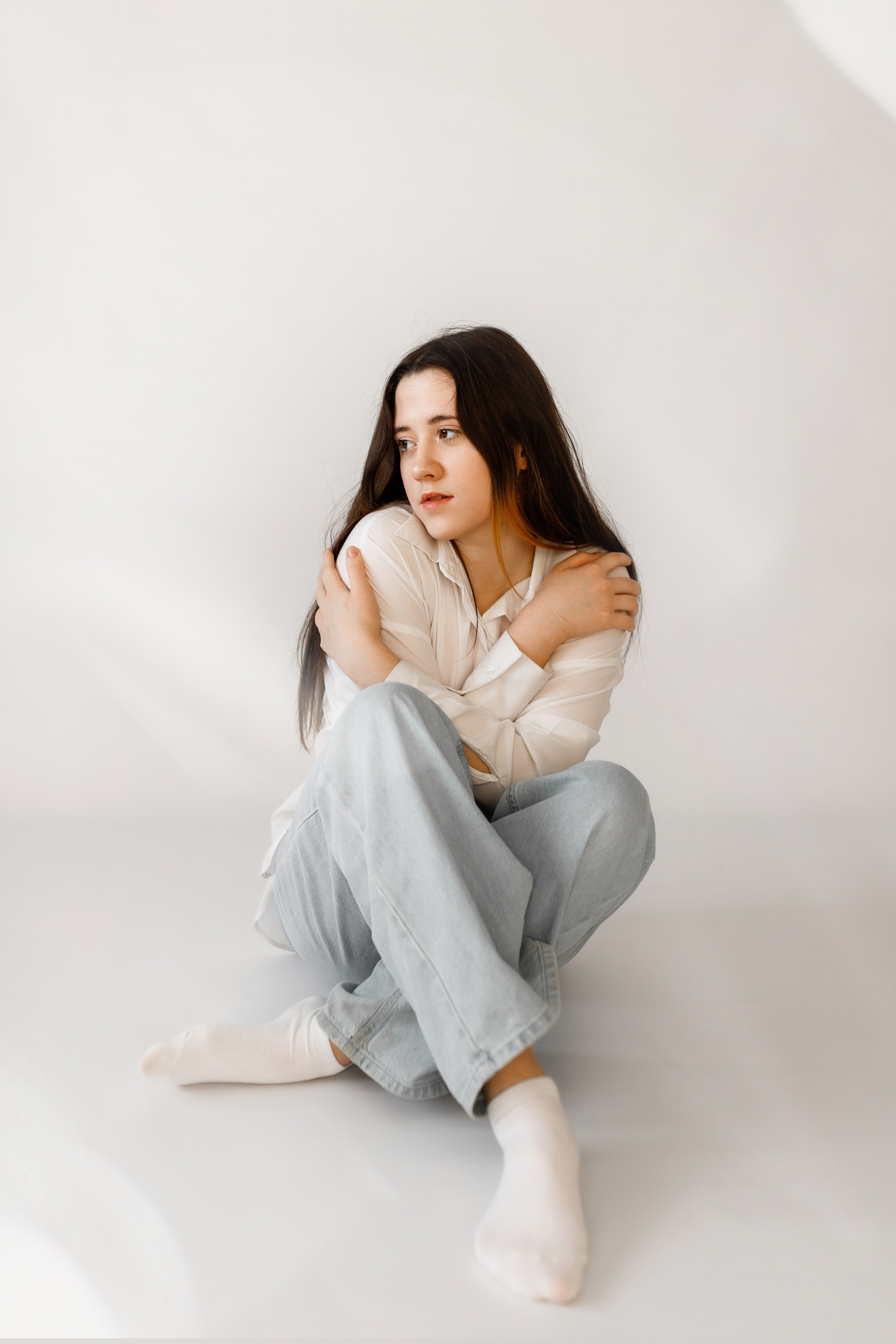 индивидуальная фотосессия в Перми. Девушка в студии на белом фоне в джинсах и рубашке. Лайфстайл.