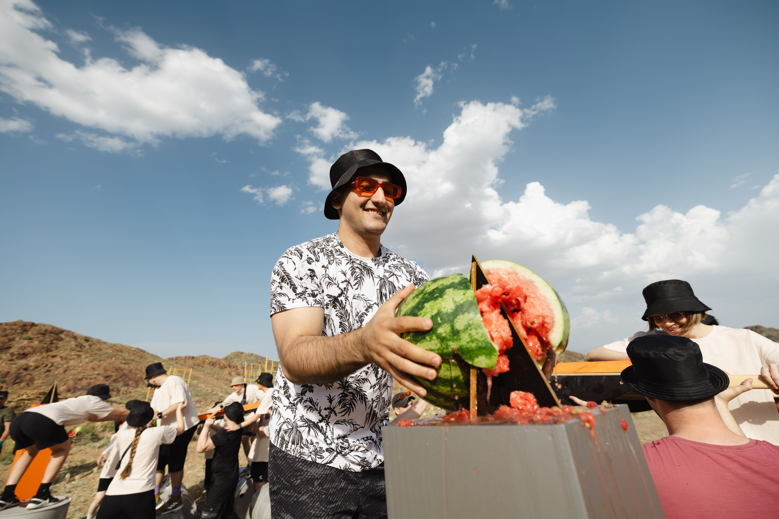 Здравствуйте! Я свадебный фотограф из Ульяновска, работаю в том числе по всей России и с выездом за границу. Снимаю свадьбы, lovestory, корпоративы, светский репортаж. Провожу обучение по фотографии, мастер-классы и воркшопы для других фотографов.