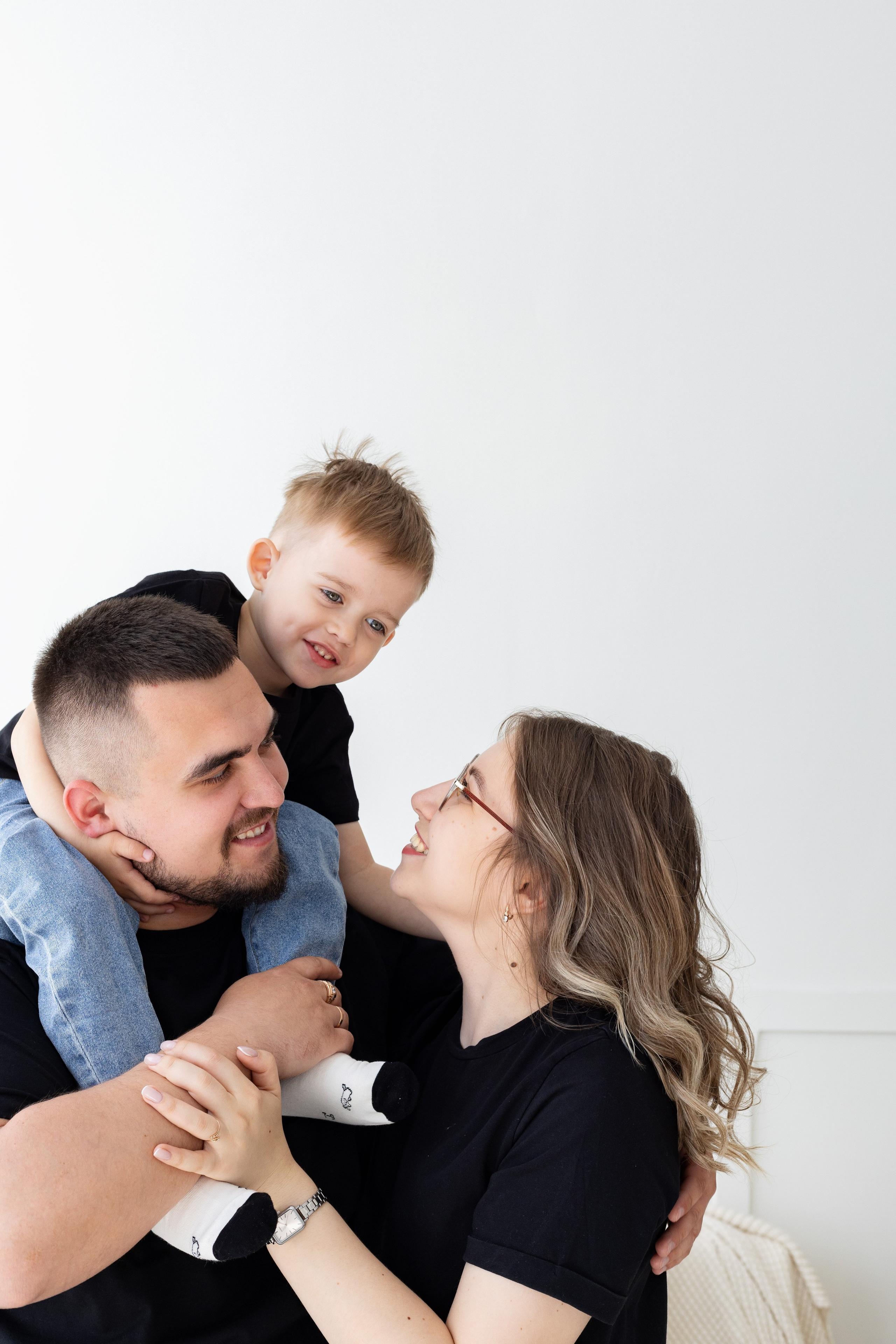 Семейная фотосессия в студии (Михаил, Крестина и Макар). Женский фотограф в Орске Новотроицке Динара Долганова