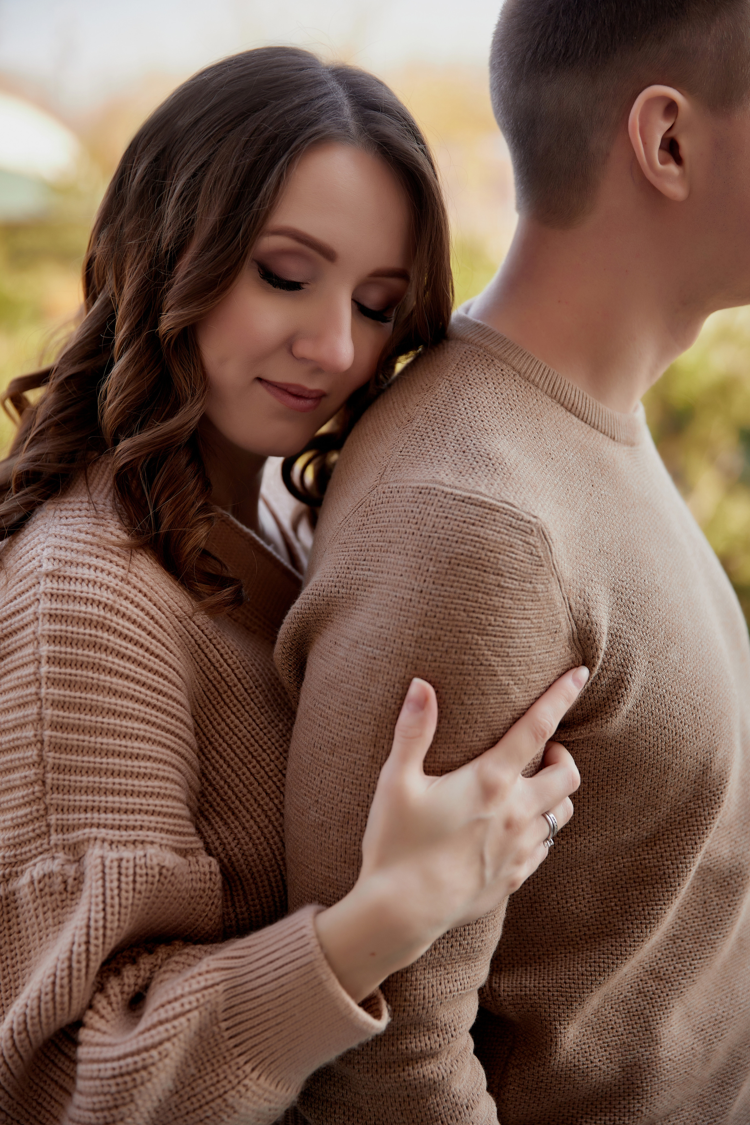 Девушка с закрытыми глазами опирается на спину своего мужа 