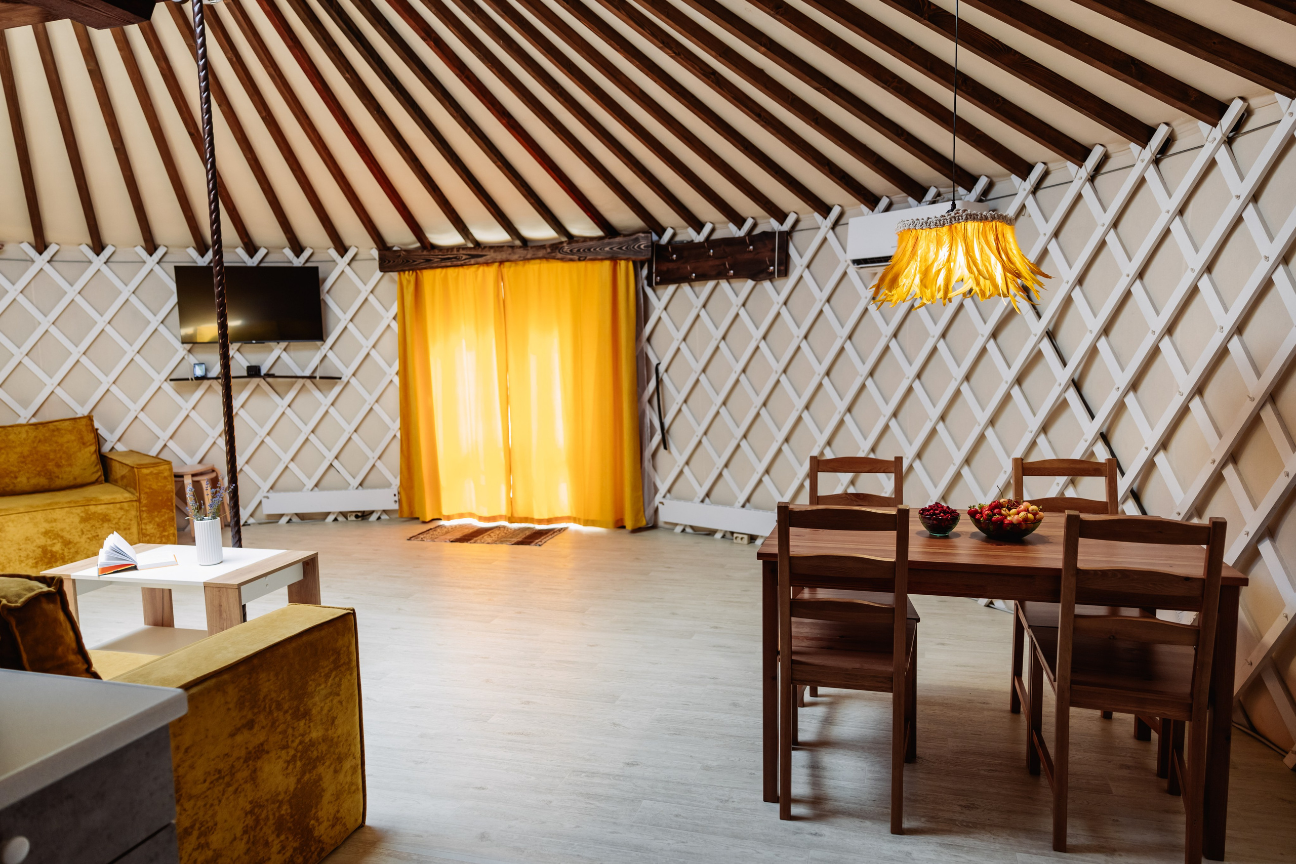 БЕРЕЗКА ВИЛАДЖ | Глэмпинг в Коломне | Юрта «Янтарная». ФОТОГРАФ ИРИНА ШАМАТАВА