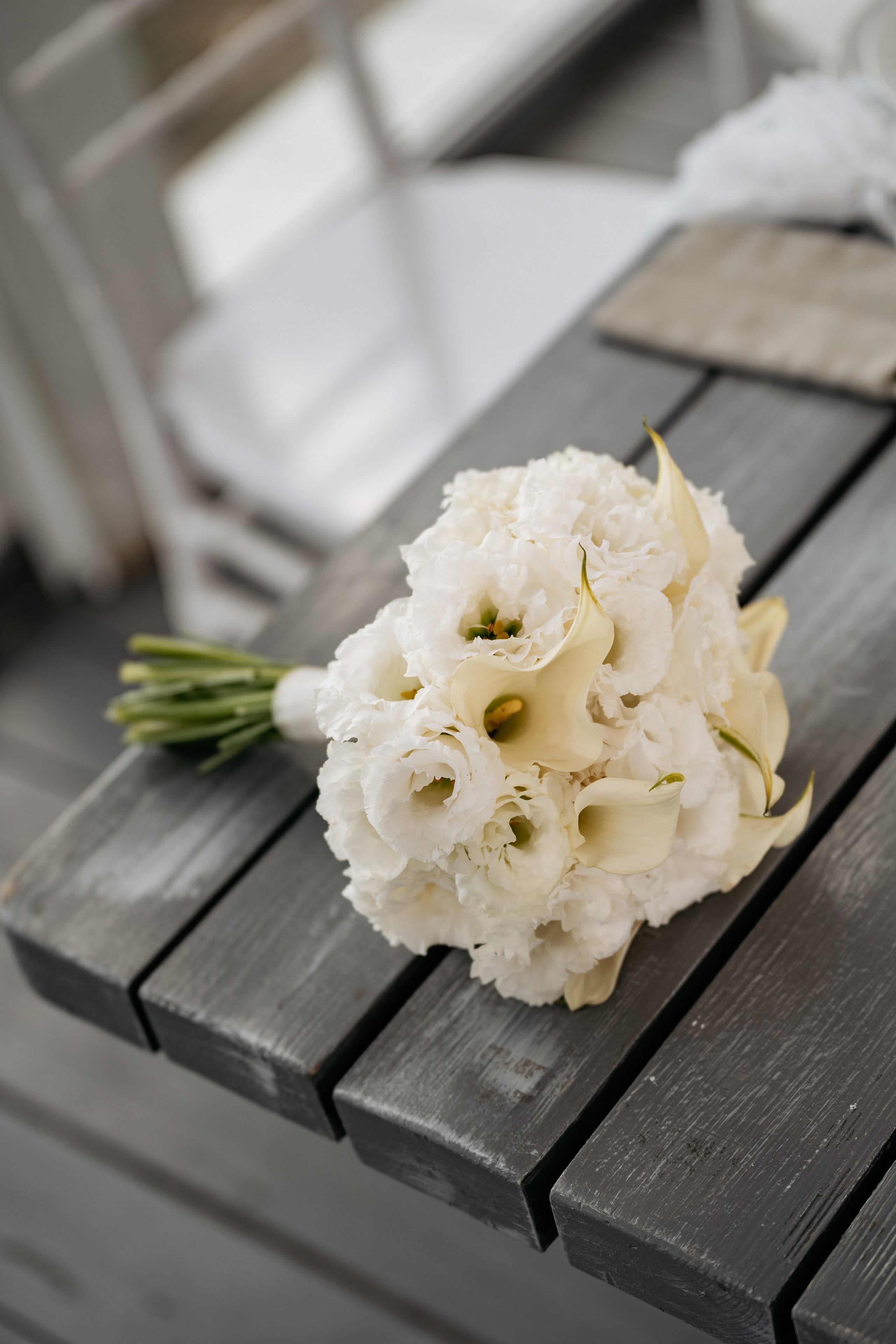  Фотограф в Геленджике снимает детали свадебного букета невесты на фоне моря.