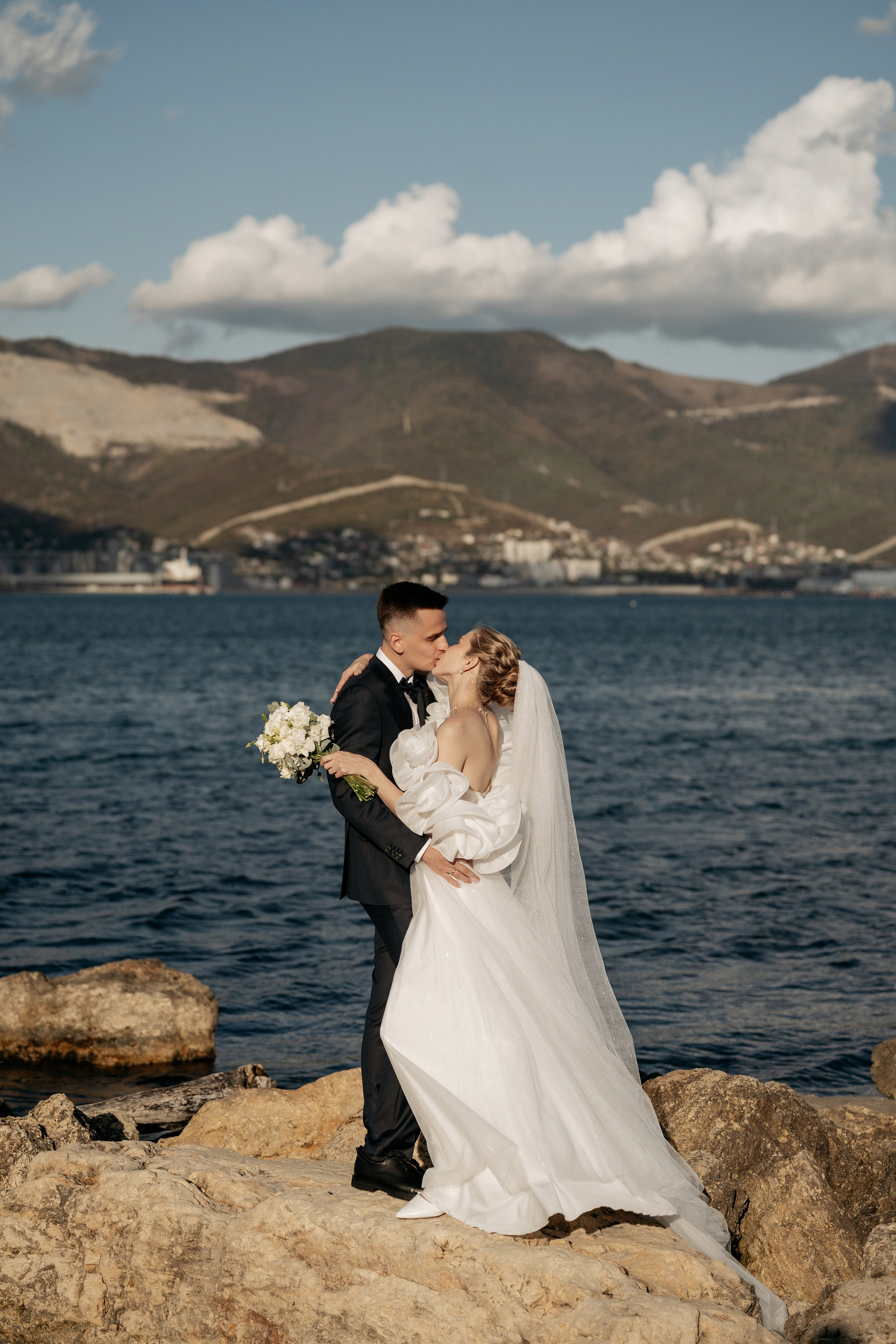 Фотограф Новороссийск - невеста и жених на фоне морского пейзажа Новороссийска.