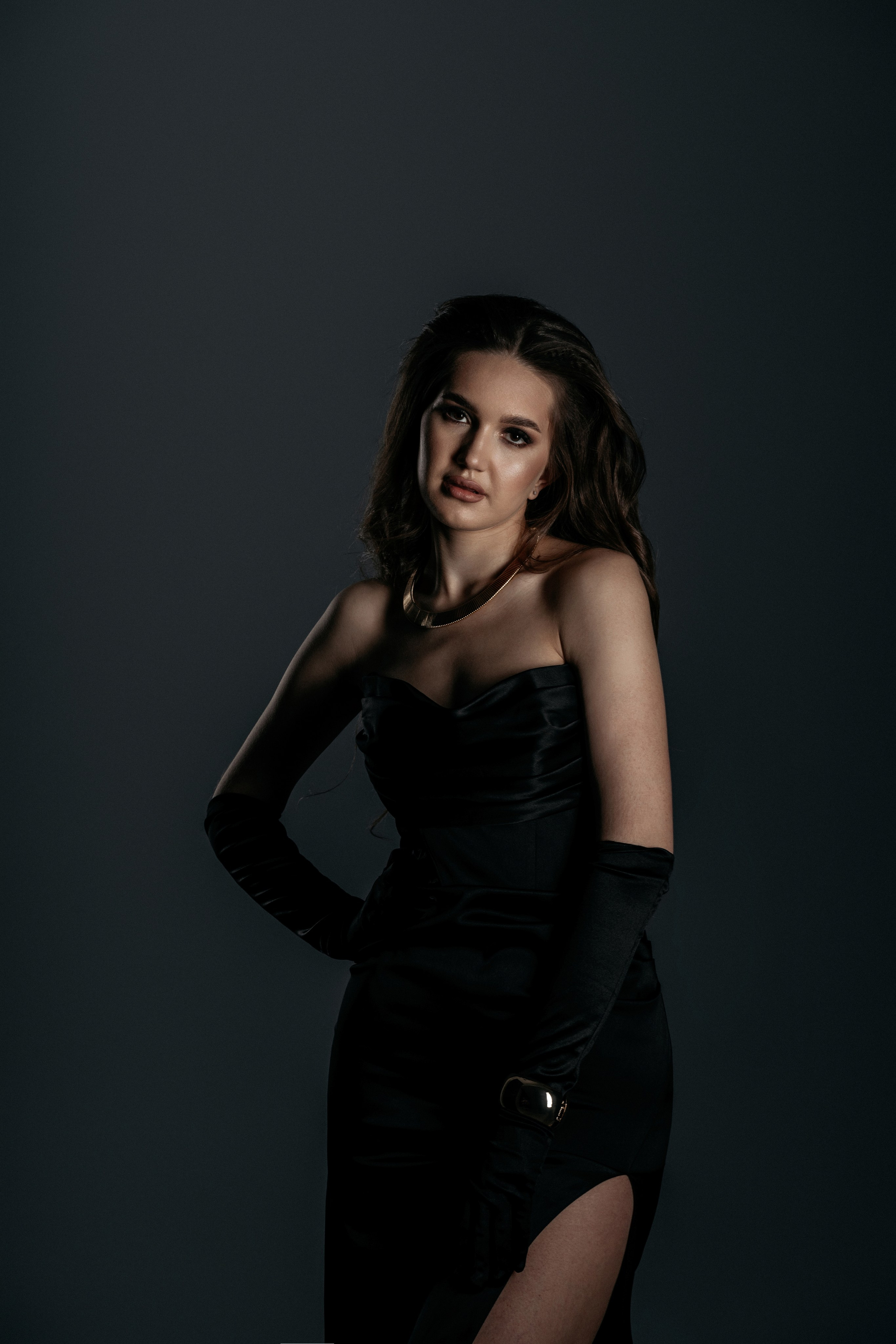 тудийная фотосессия в черном платье | Профессиональный фотограф в Анапе, Геленджике, Абрау-Дюрсо, Кабардинке, Новороссийске, Темрюке, Краснодаре. Элегантные студийные портреты в черном платье с профессиональным светом. Съемка доступна во всех городах Краснодарского края.