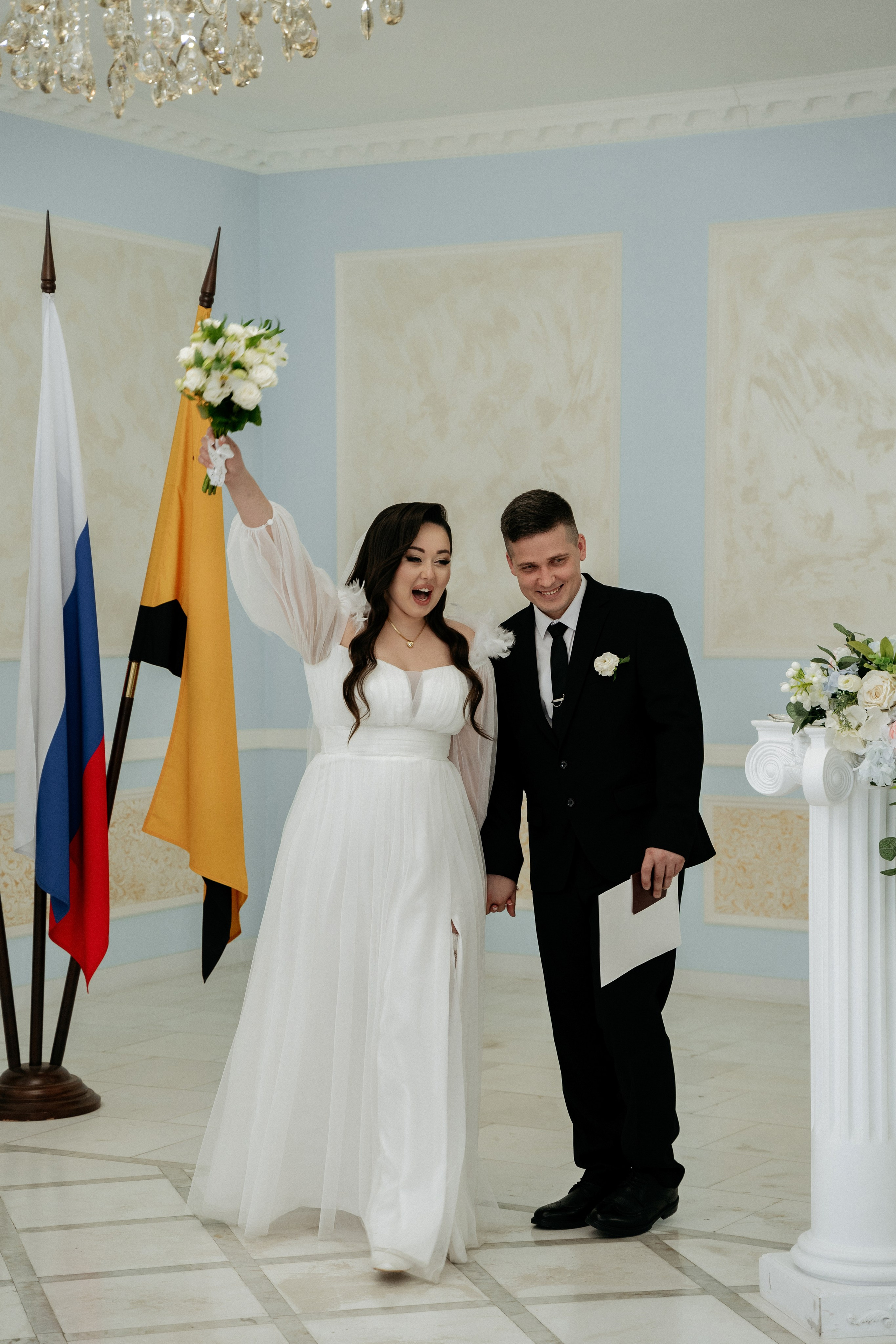 Счастливые молодожены в ЗАГСе Новороссийска