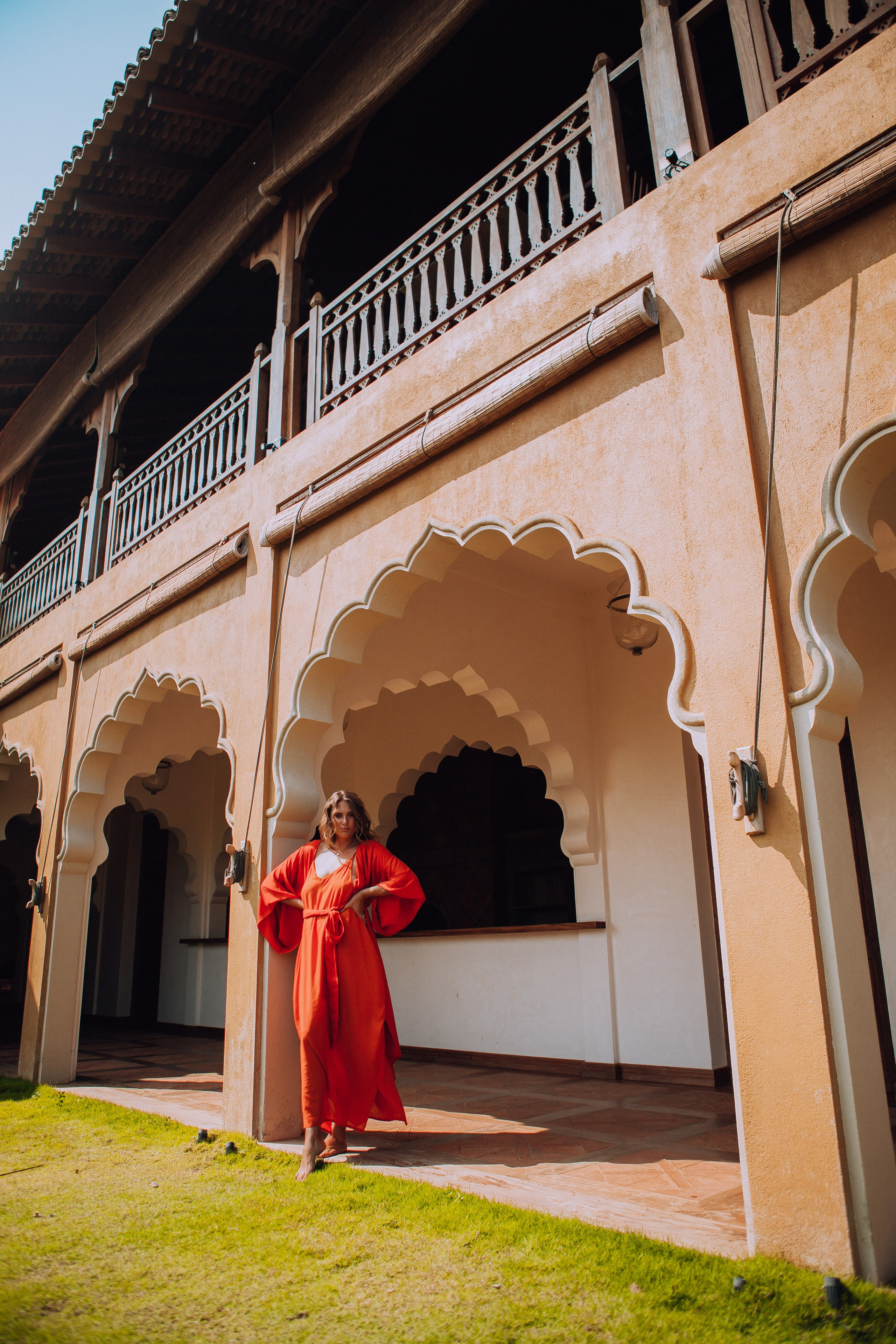Девушка в красном платье в отеле Malabar Hill — Роскошная портретная съемка | Шри-Ланка. Фотограф на Шри-Ланке