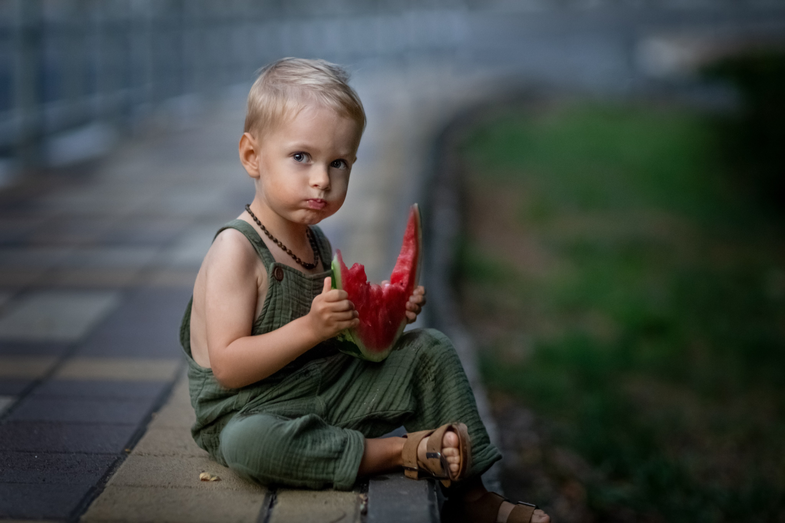 фото с арбузом, идея фотосессии сарбузом, арбуз, ребенок с арбузом