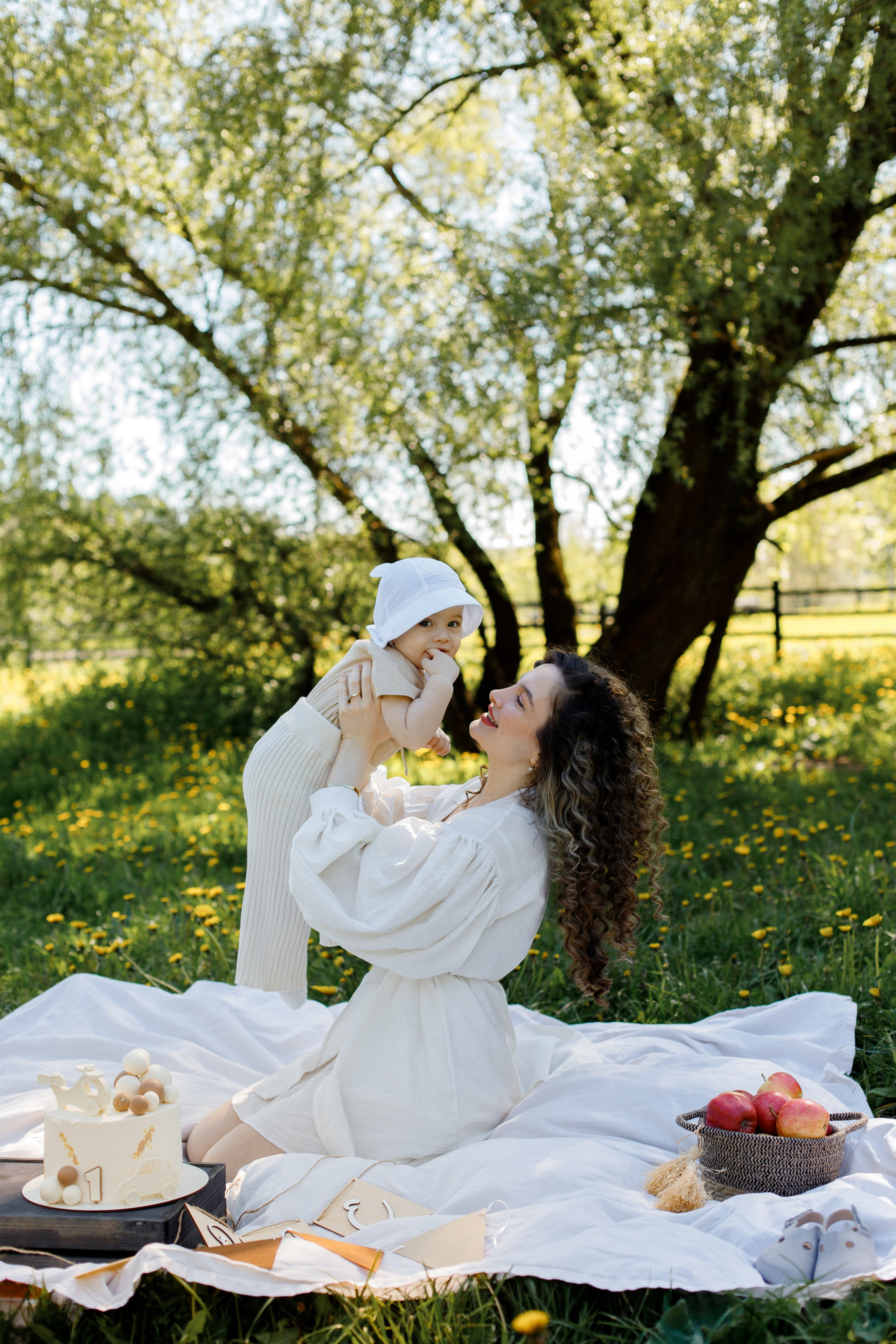 Семейная фотосессия на природе ко дню рождения. Фотограф Александра Сыщенко