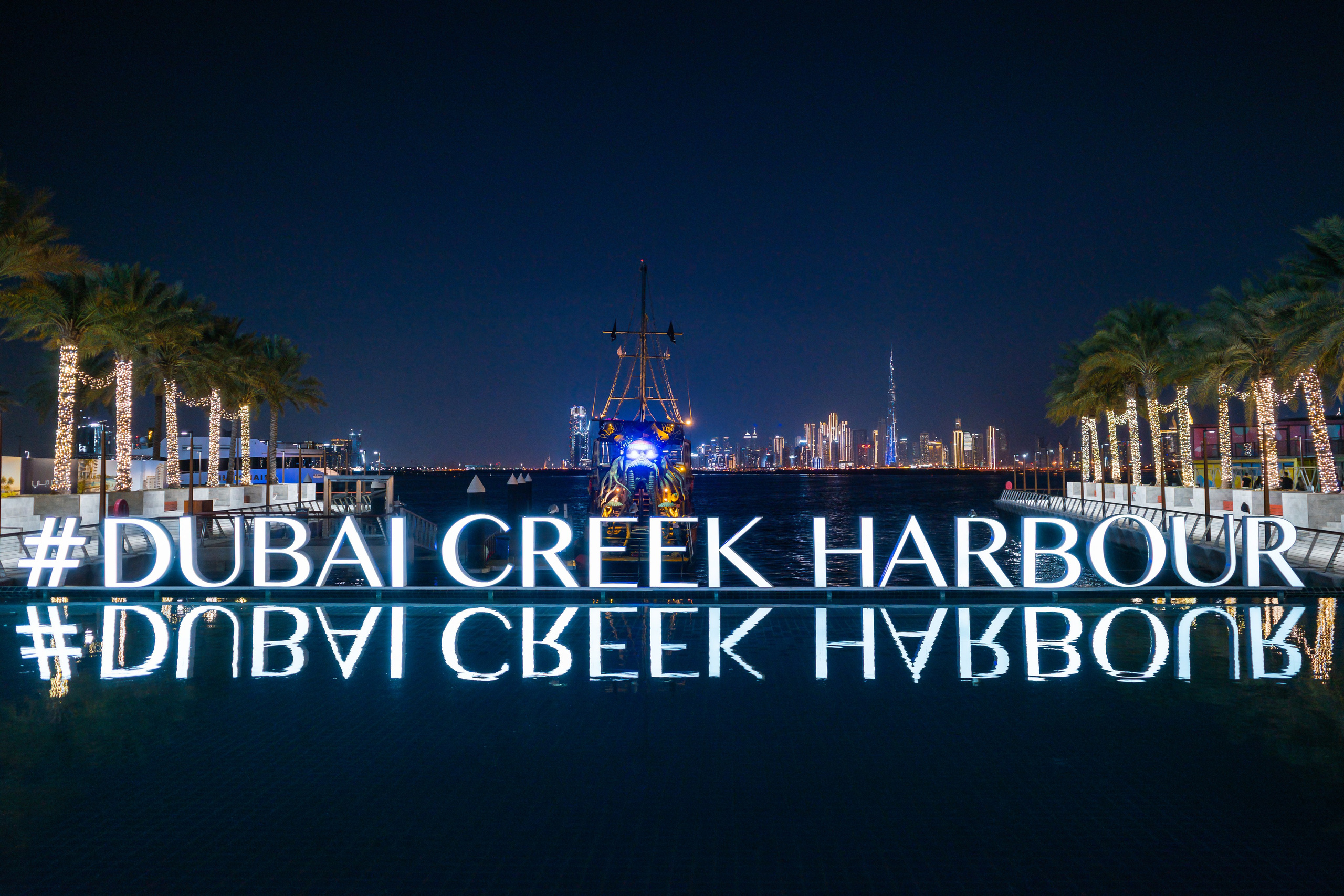 Надпись Dubai Creek Harbour ночью