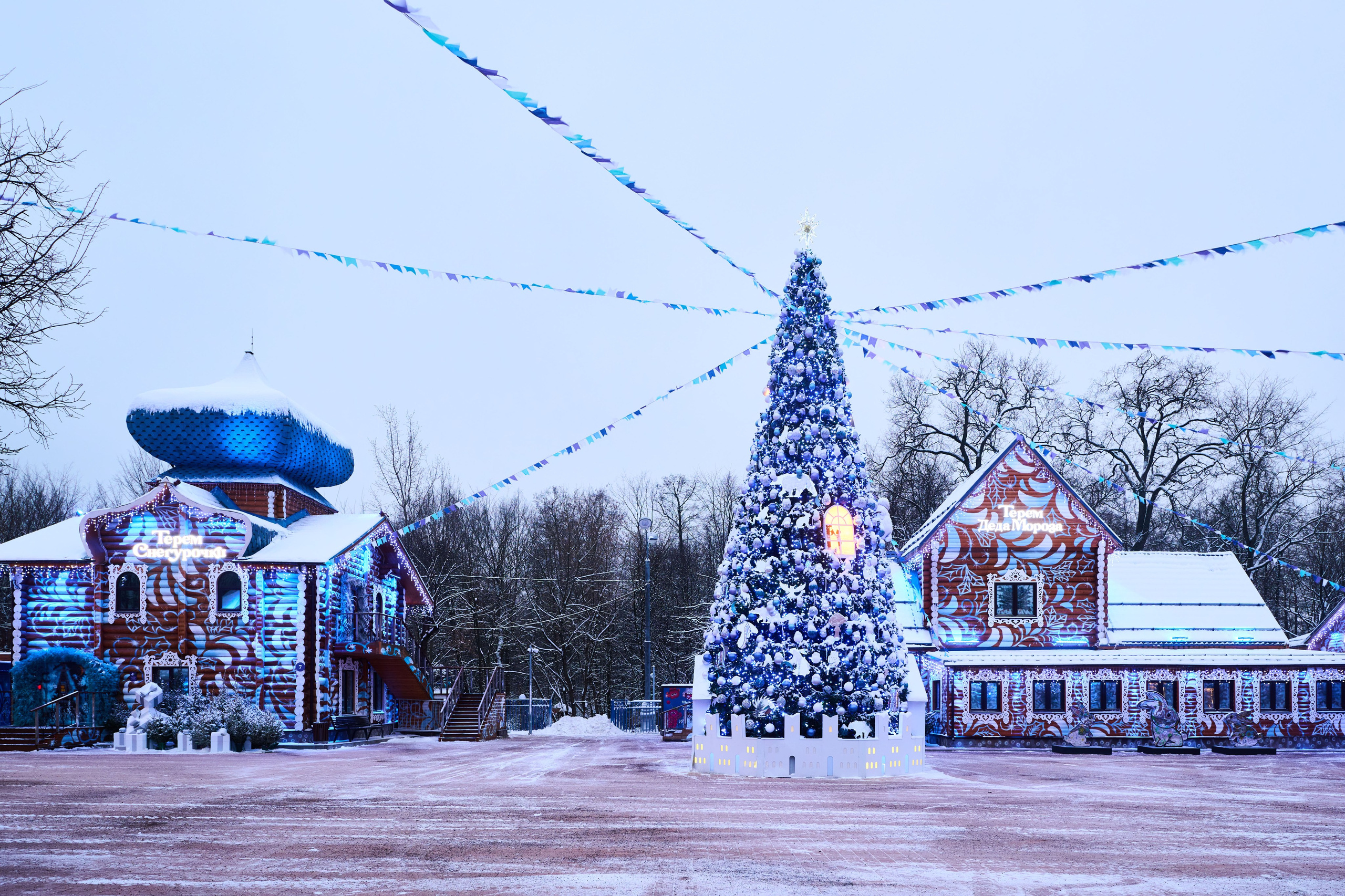 Терема Усадьбы Деда Мороза вечером. Никита Хохловский фото и видео продакшн