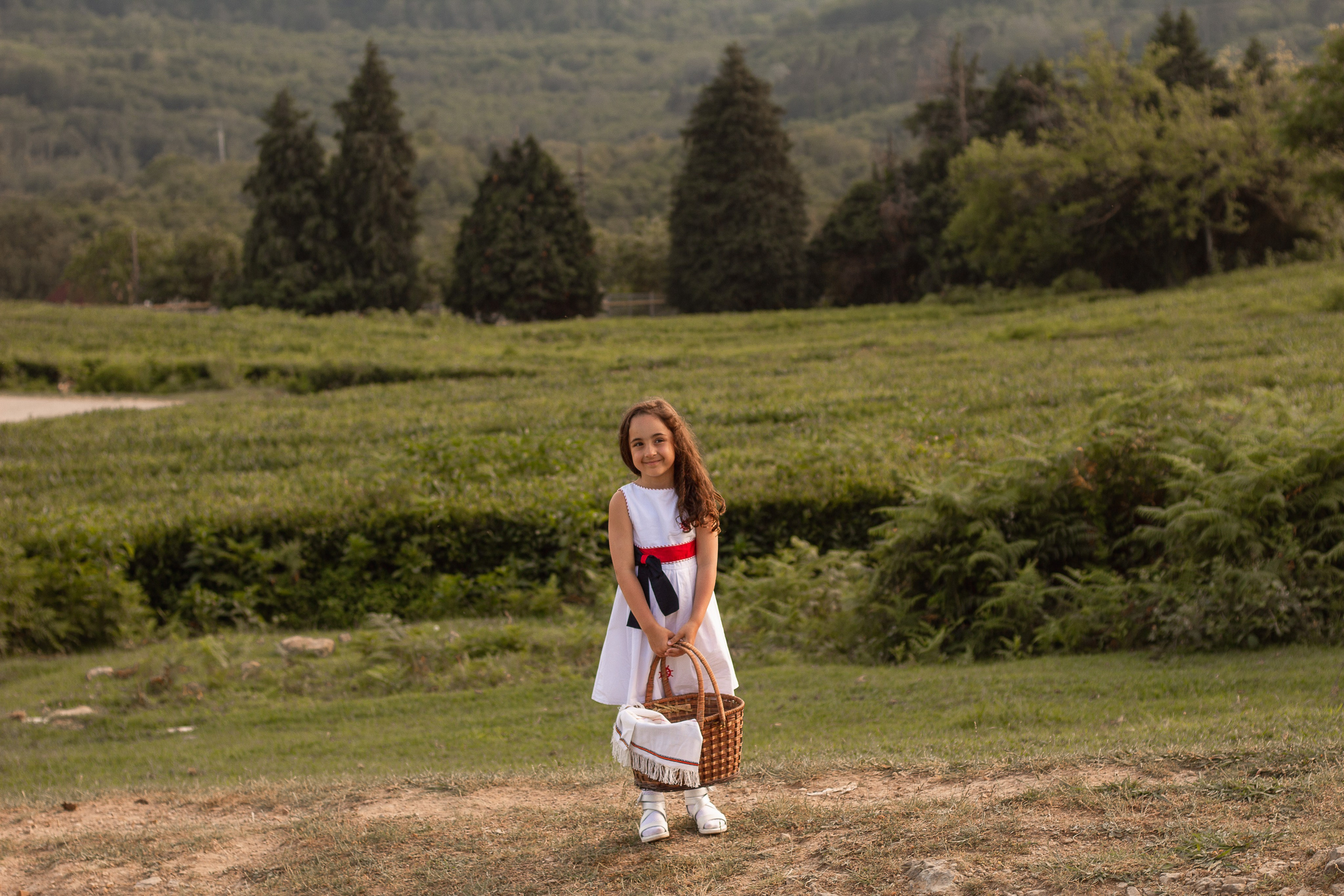 Мама с дочкой встречают закат в горах. Семейный фотограф в Сочи, Лоо, Дагомысе, Вардане Кучумова Олеся