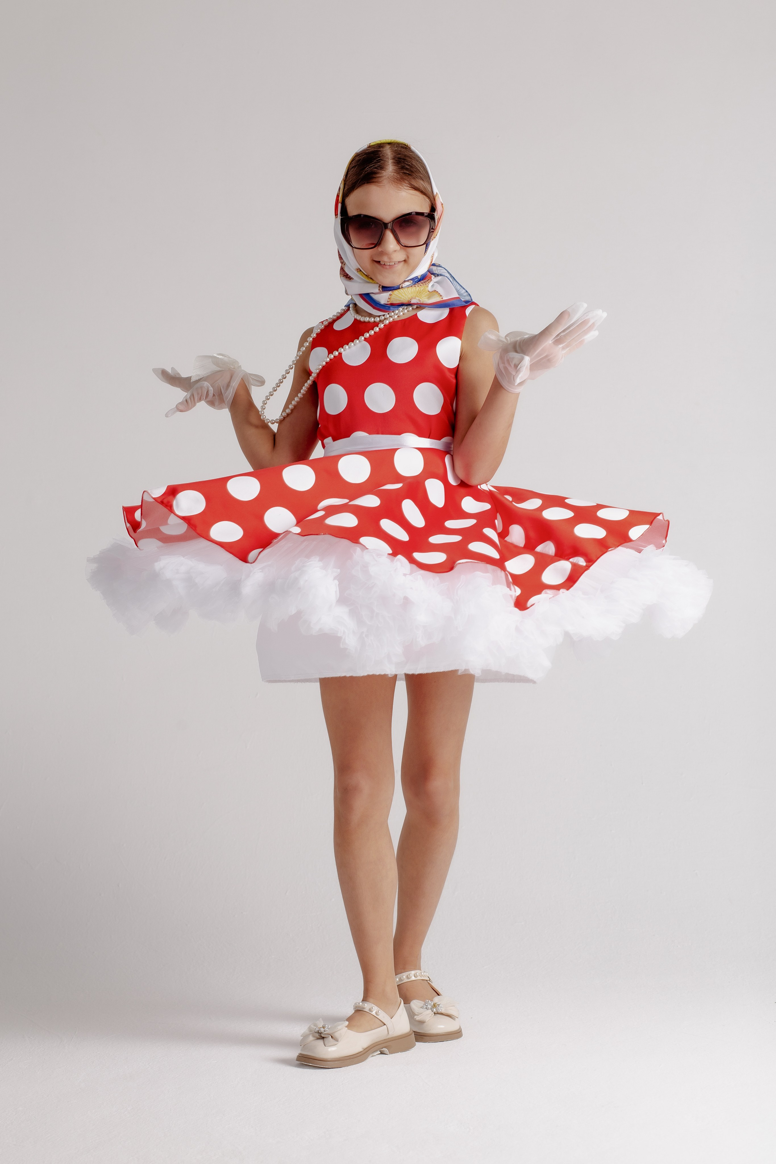 Фотосессия девочки в платье в горошек.