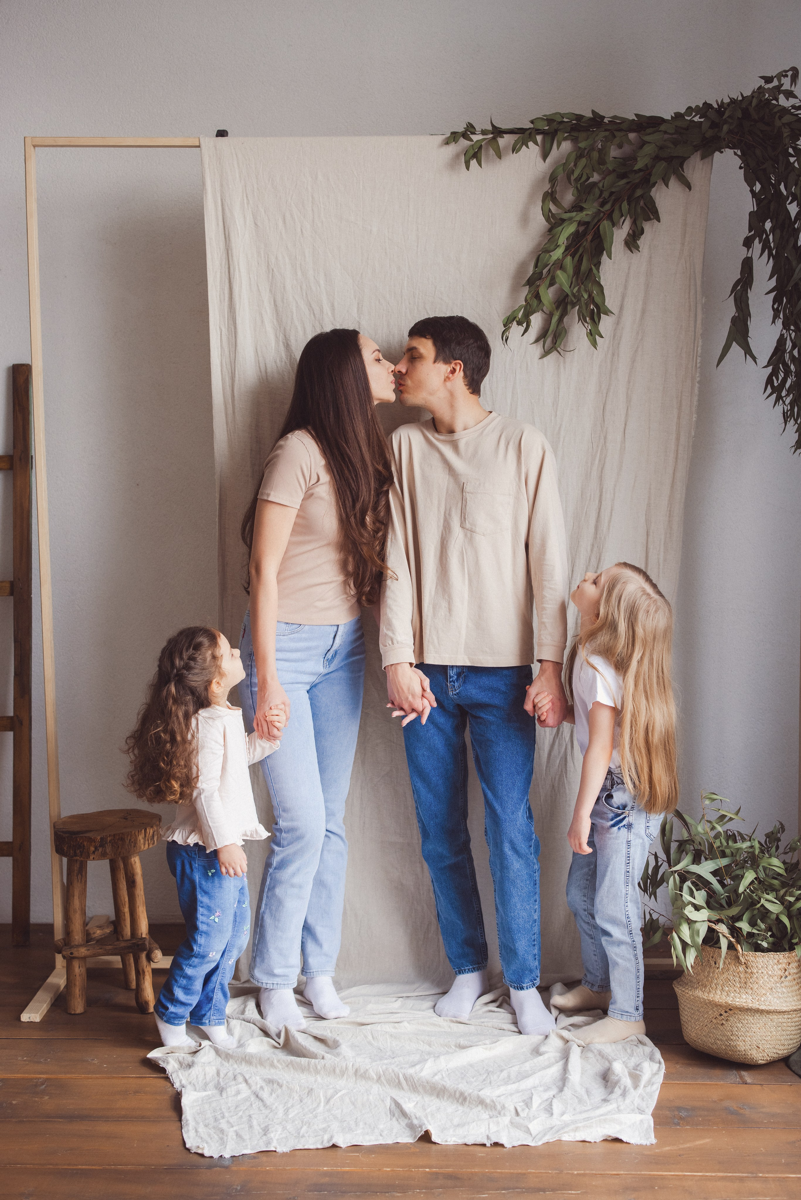 Семейная фотосессия в фотостудии «Mestone». Семейный и детский фотограф в Краснодаре Анна Трашкова