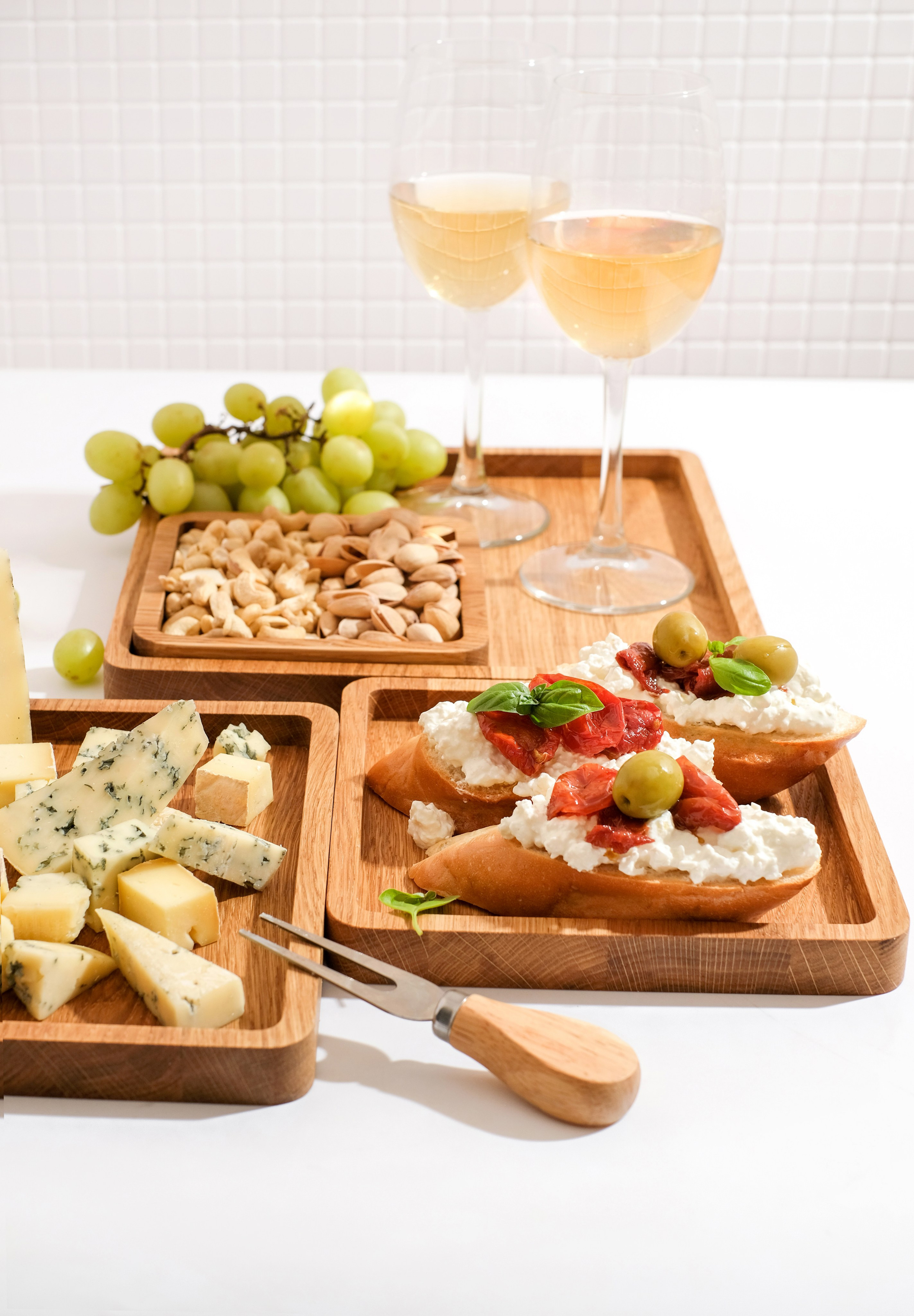 Фотография деревянных разделочных досок на белом фоне для маркетплейсов Ozon, Wildberries 