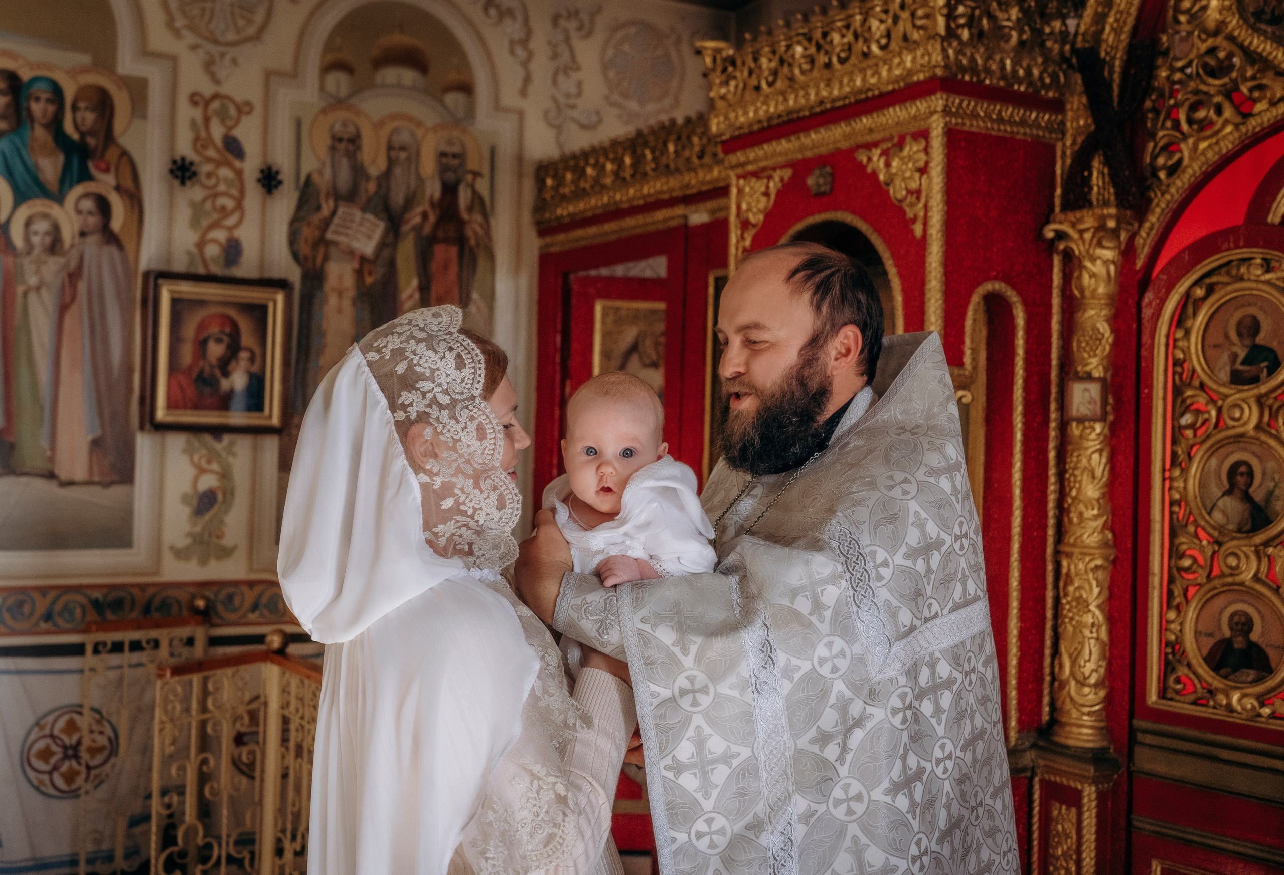 Крещение в храме Архангела Михаила в Тропарево. Семейный фотограф и фотограф на таинства в Москве Юлия Калайджян