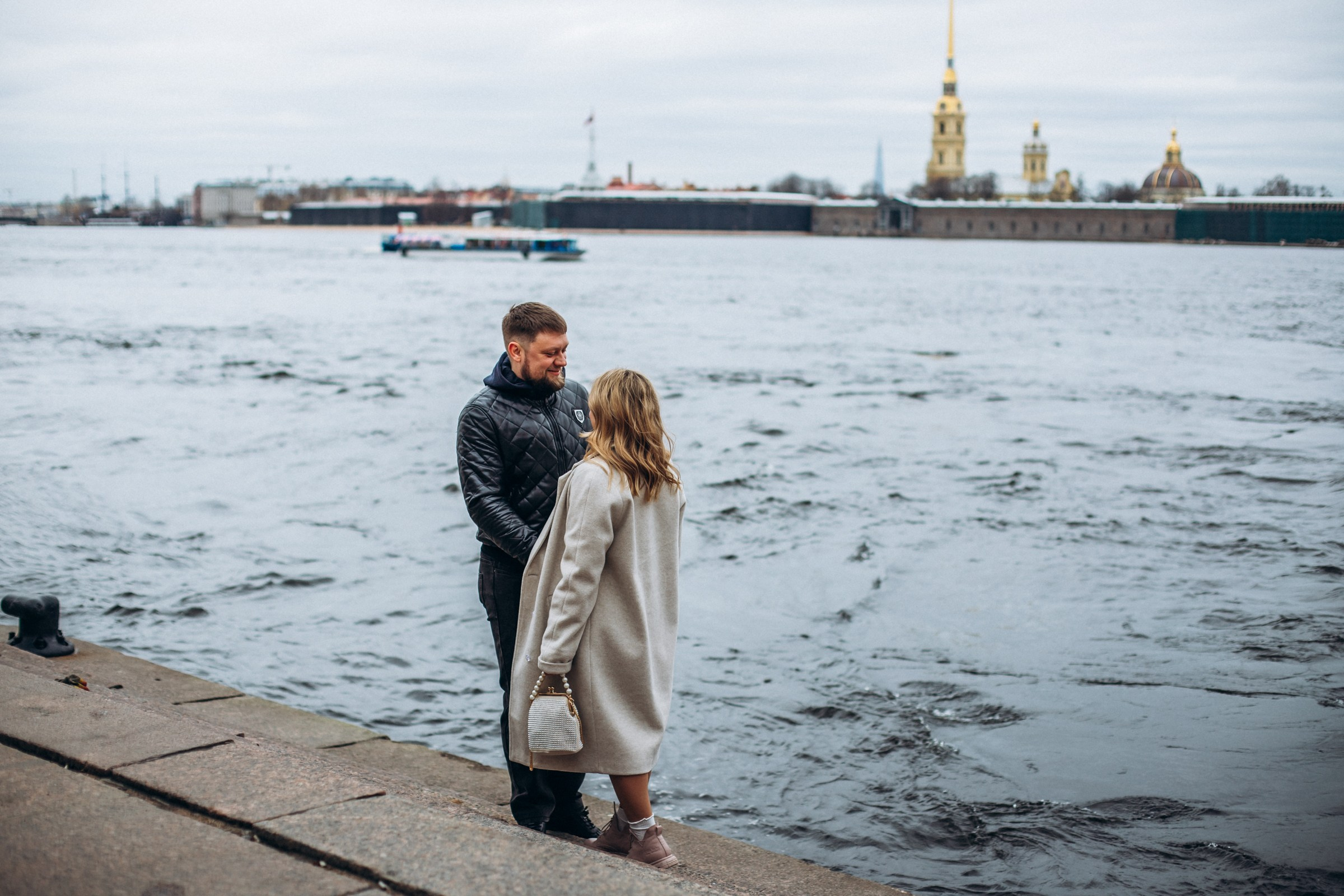 Максим и Юлия в апреле. Фотопрогулка в Петербурге. Индивидуальный и семейный фотограф в Санкт-Петербурге