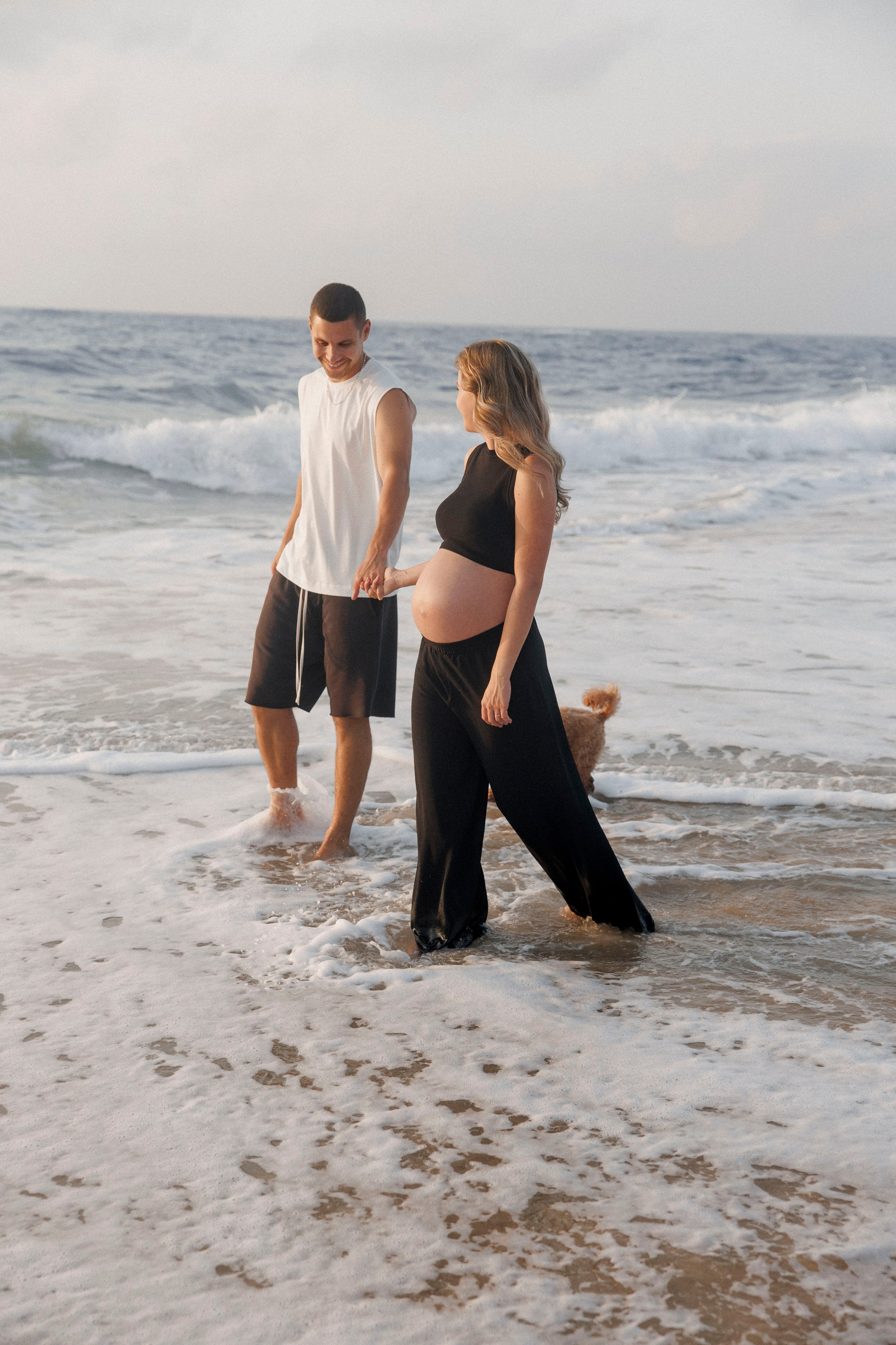 Pregnancy photoshoot near the sea (cloudy weather). Главная