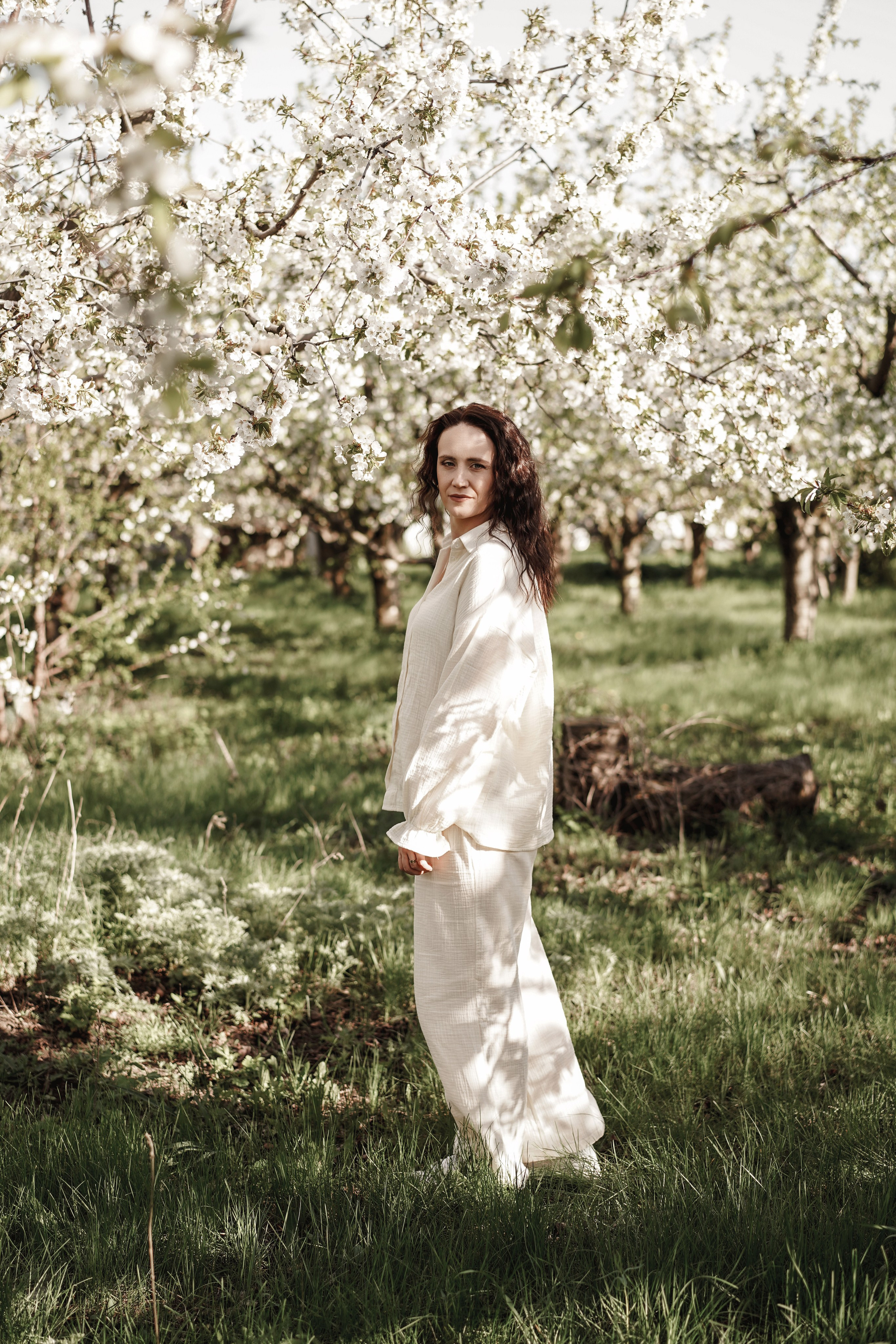 Семейная фотосессия на цветущих садах. Свадебный фотограф в Ростове-на-Дону. Таинство Крещения и Венчания, семейные фотосессии. Алёна Чёботова