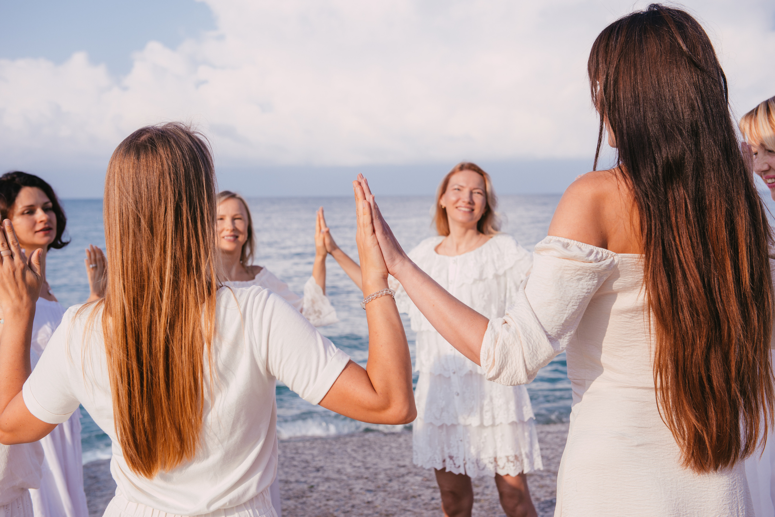 Фотосессия на берегу моря для сайта женского тура. Портретный и репортажный фотограф в Сочи Рамодина Юлия