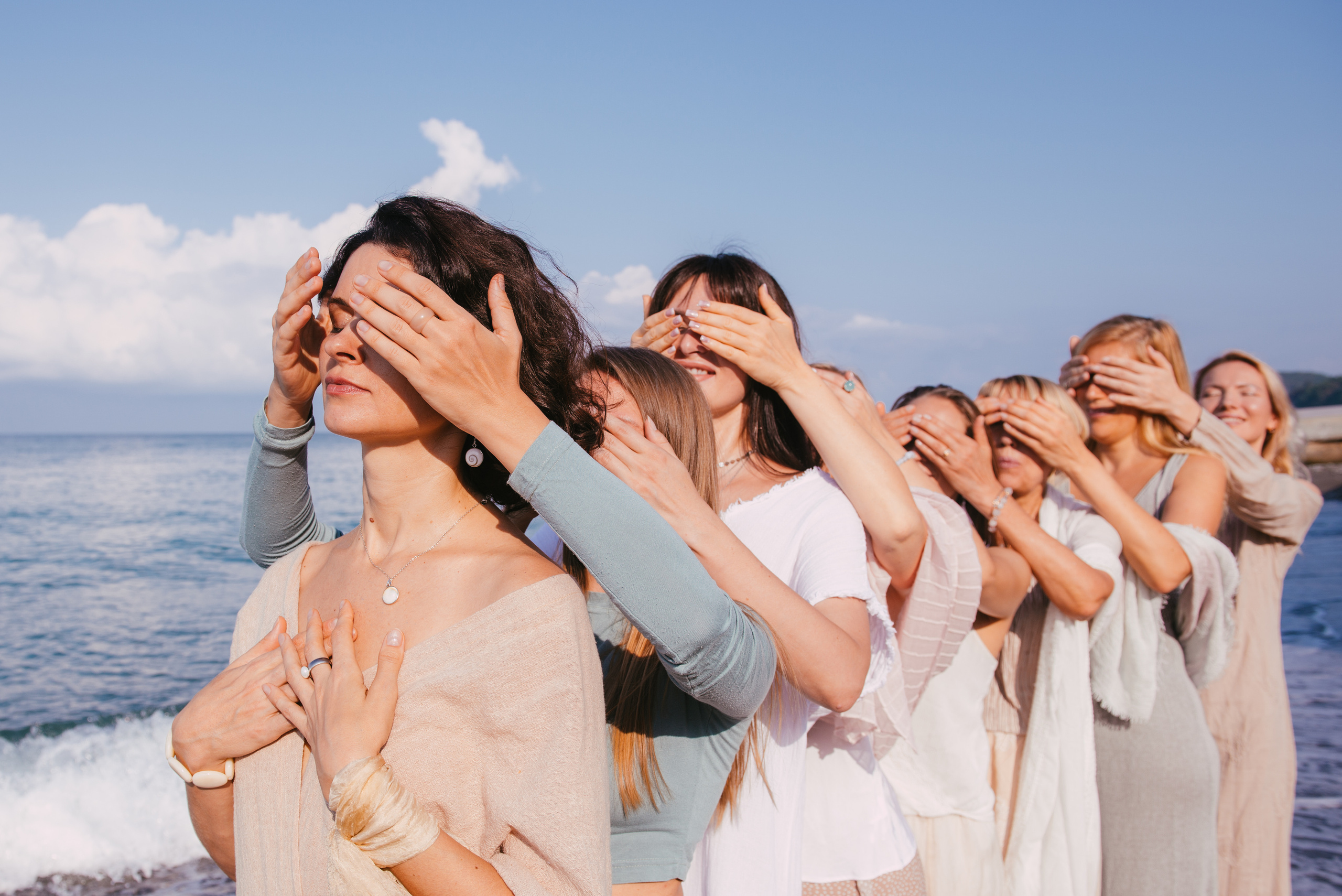 Фотосессия на берегу моря для сайта женского тура. Портретный и репортажный фотограф в Сочи Рамодина Юлия