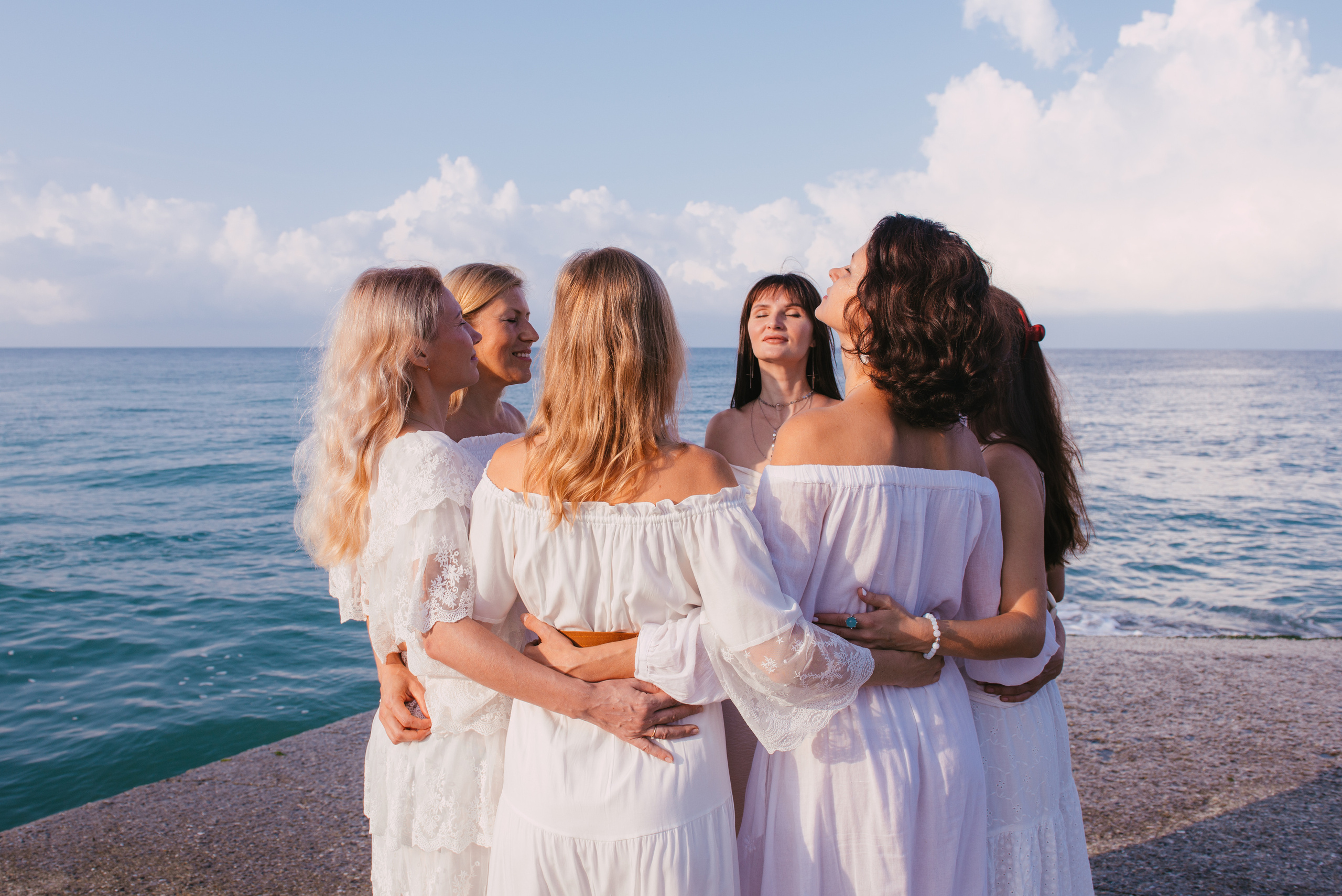 Фотосессия на берегу моря для сайта женского тура. Портретный и репортажный фотограф в Сочи Рамодина Юлия