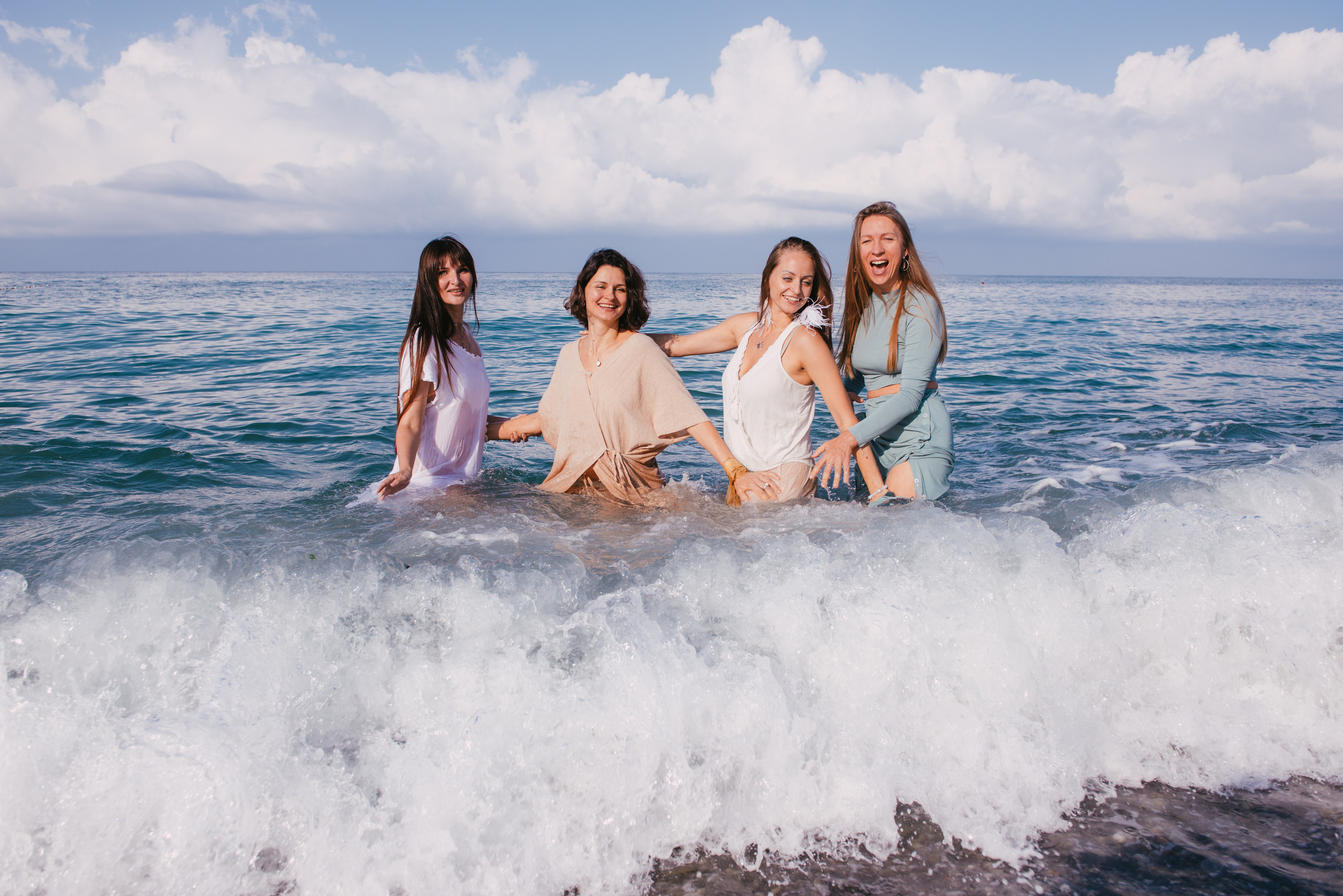 Фотосессия на берегу моря для сайта женского тура. Портретный и репортажный фотограф в Сочи Рамодина Юлия