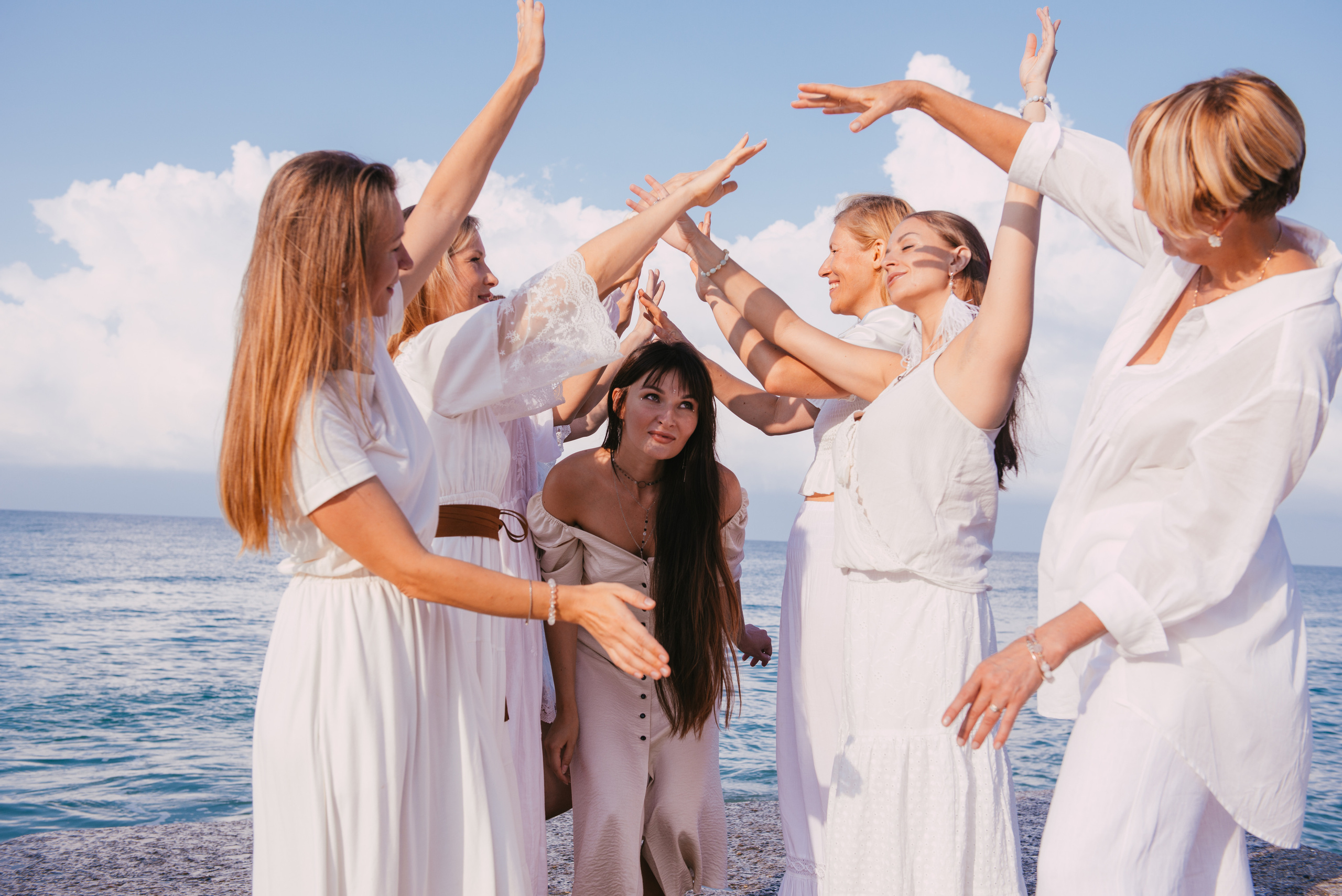 Фотосессия на берегу моря для сайта женского тура. Портретный и репортажный фотограф в Сочи Рамодина Юлия