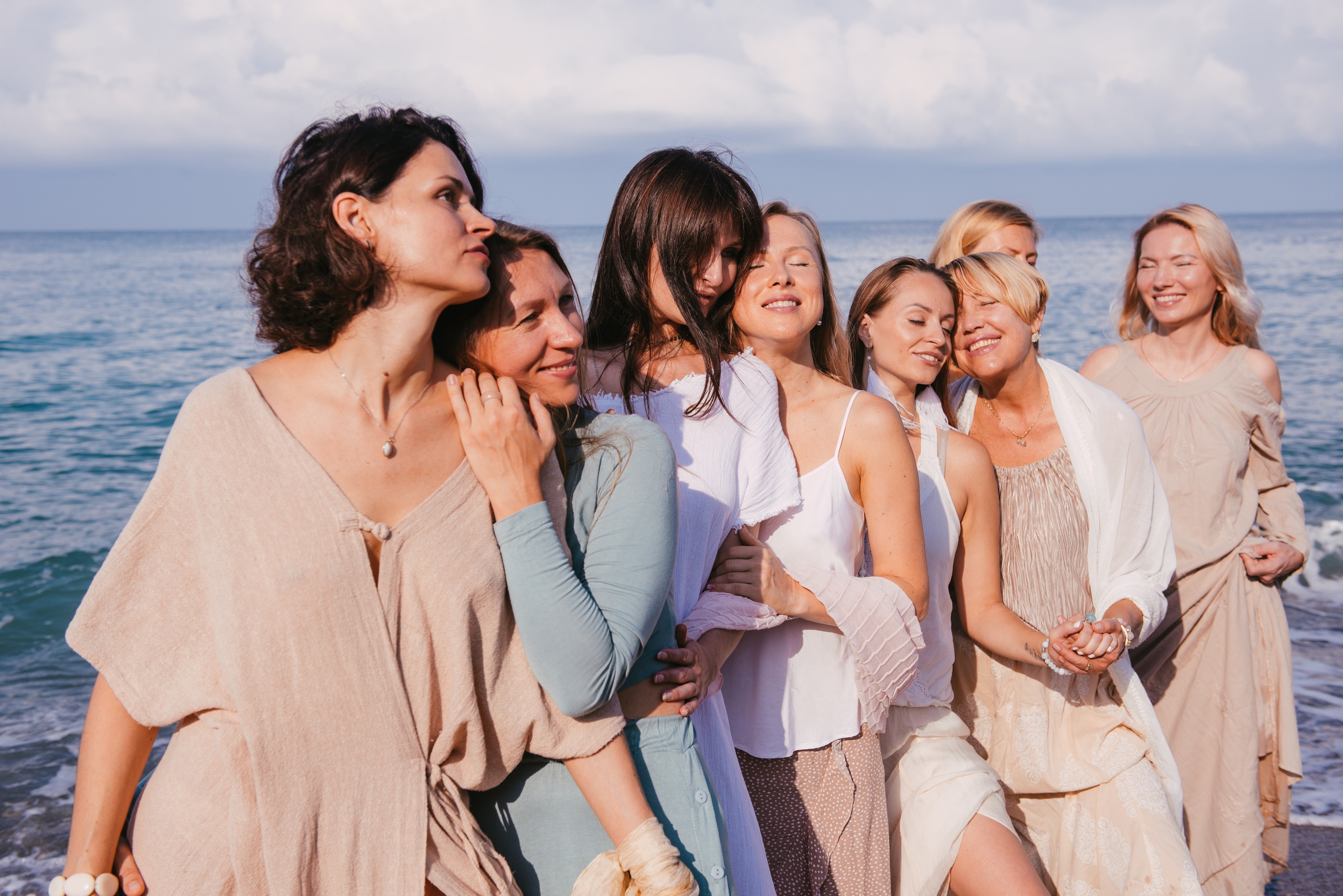 Фотосессия на берегу моря для сайта женского тура. Портретный и репортажный фотограф в Сочи Рамодина Юлия