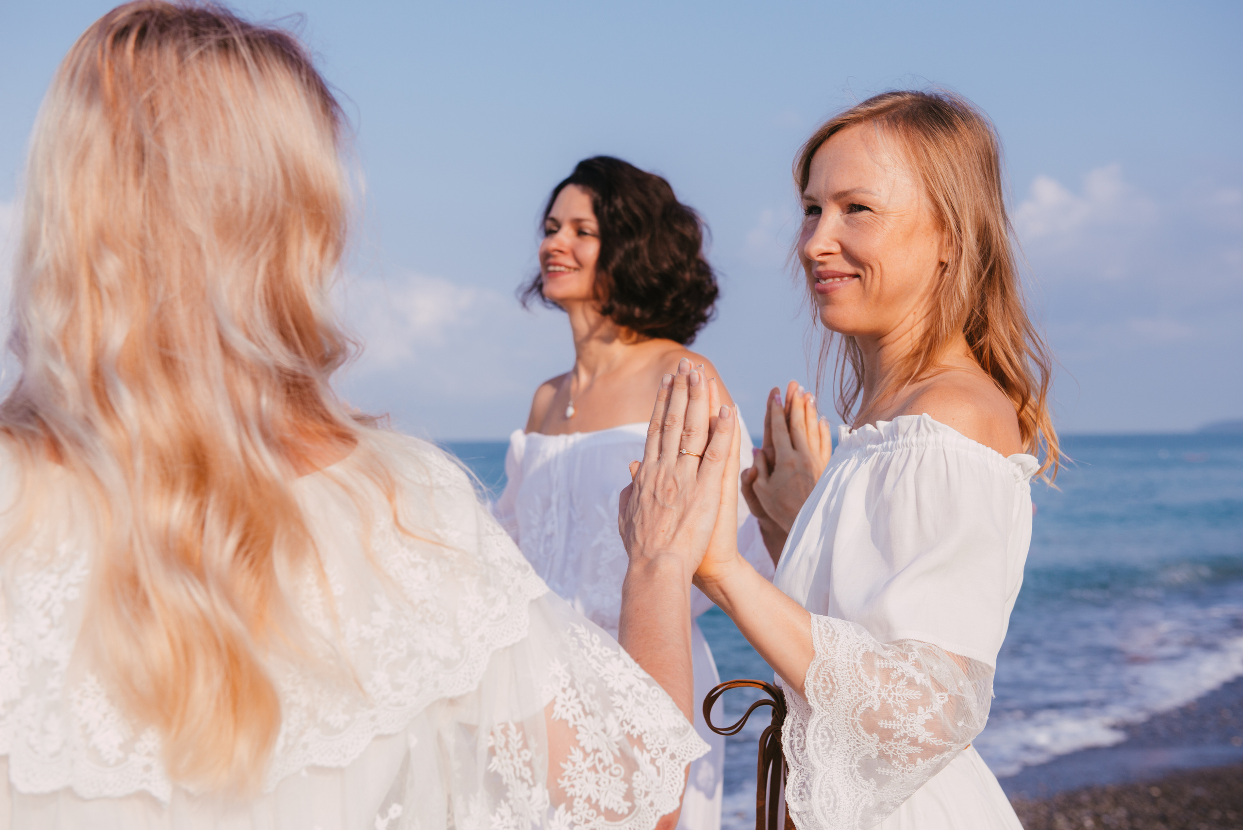 Фотосессия на берегу моря для сайта женского тура. Портретный и репортажный фотограф в Сочи Рамодина Юлия