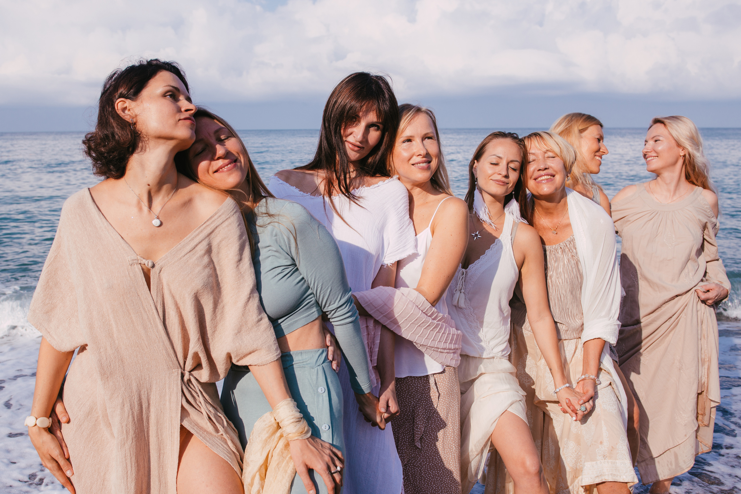 Фотосессия на берегу моря для сайта женского тура. Портретный и репортажный фотограф в Сочи Рамодина Юлия