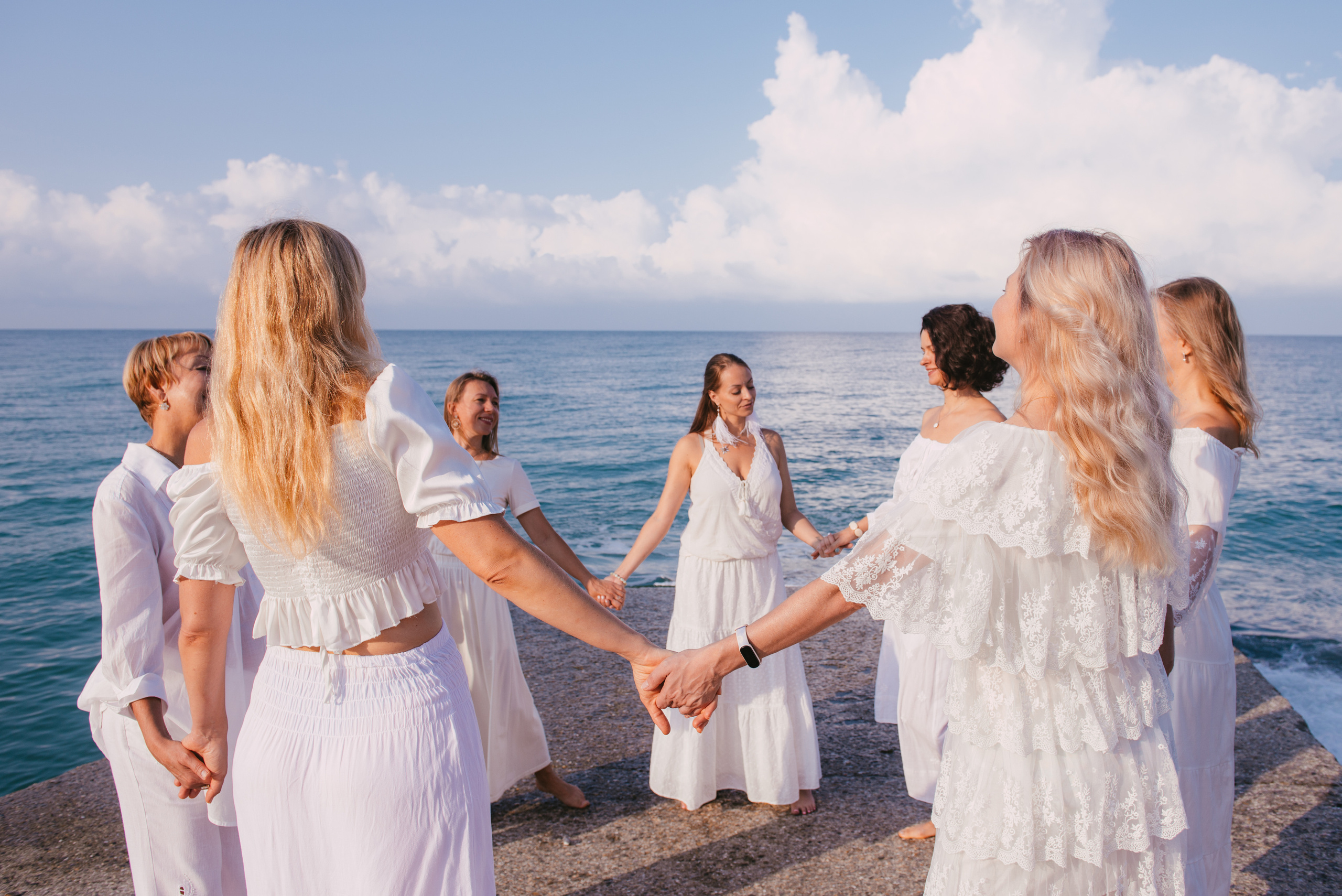 Фотосессия на берегу моря для сайта женского тура. Портретный и репортажный фотограф в Сочи Рамодина Юлия