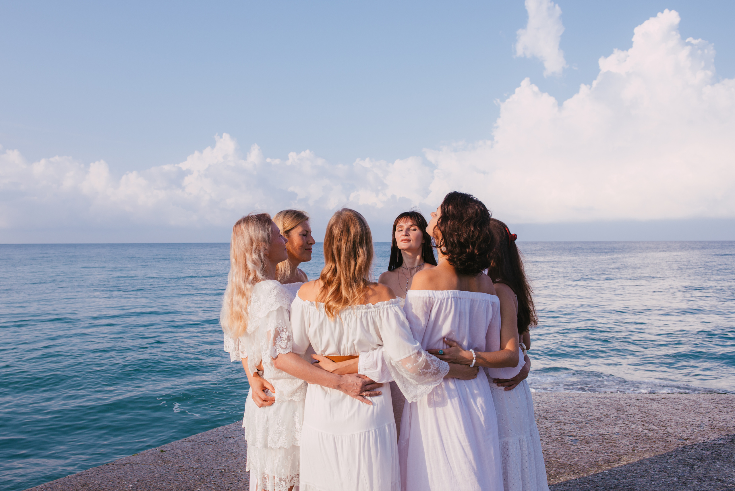 Фотосессия на берегу моря для сайта женского тура. Портретный и репортажный фотограф в Сочи Рамодина Юлия