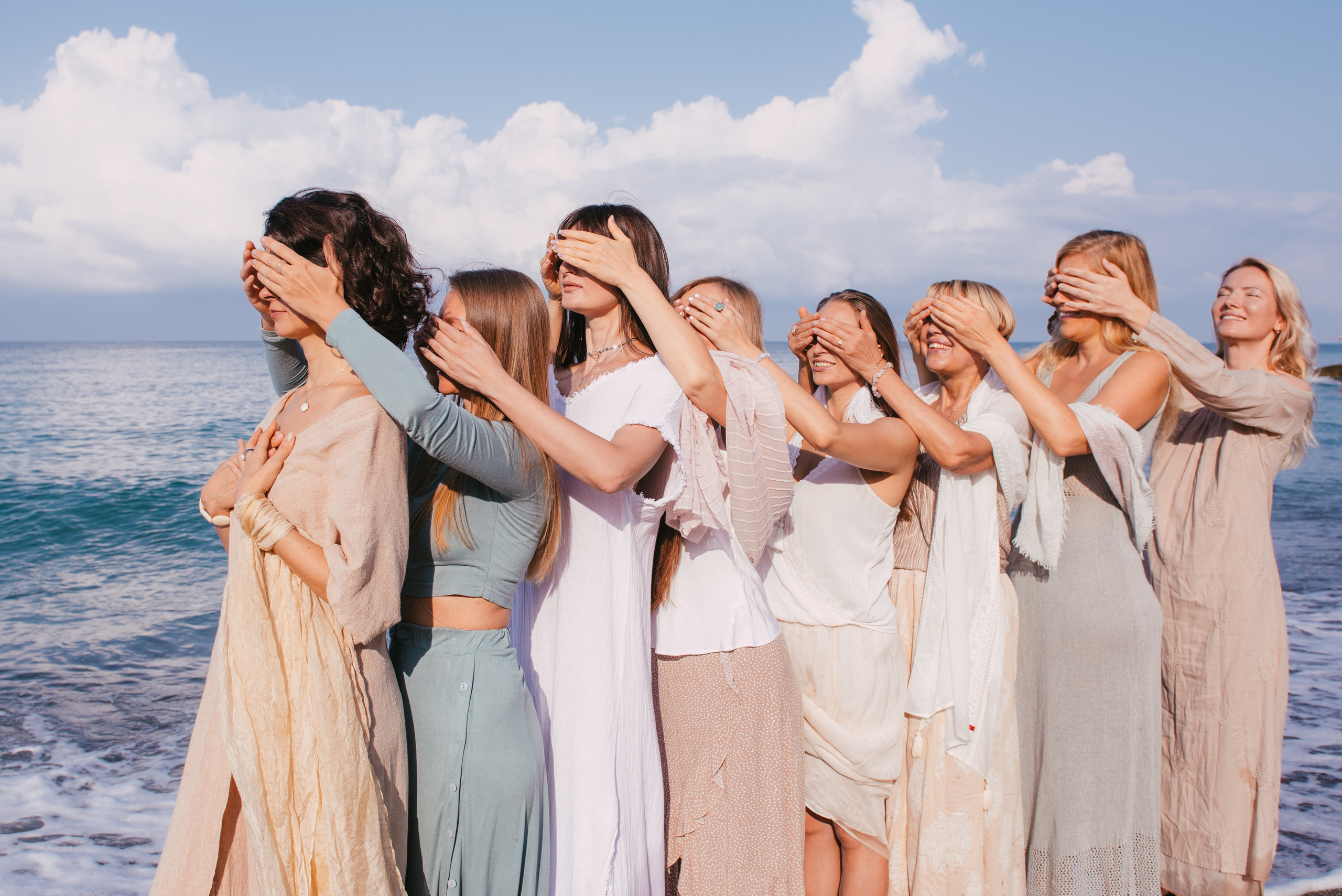 Фотосессия на берегу моря для сайта женского тура. Портретный и репортажный фотограф в Сочи Рамодина Юлия