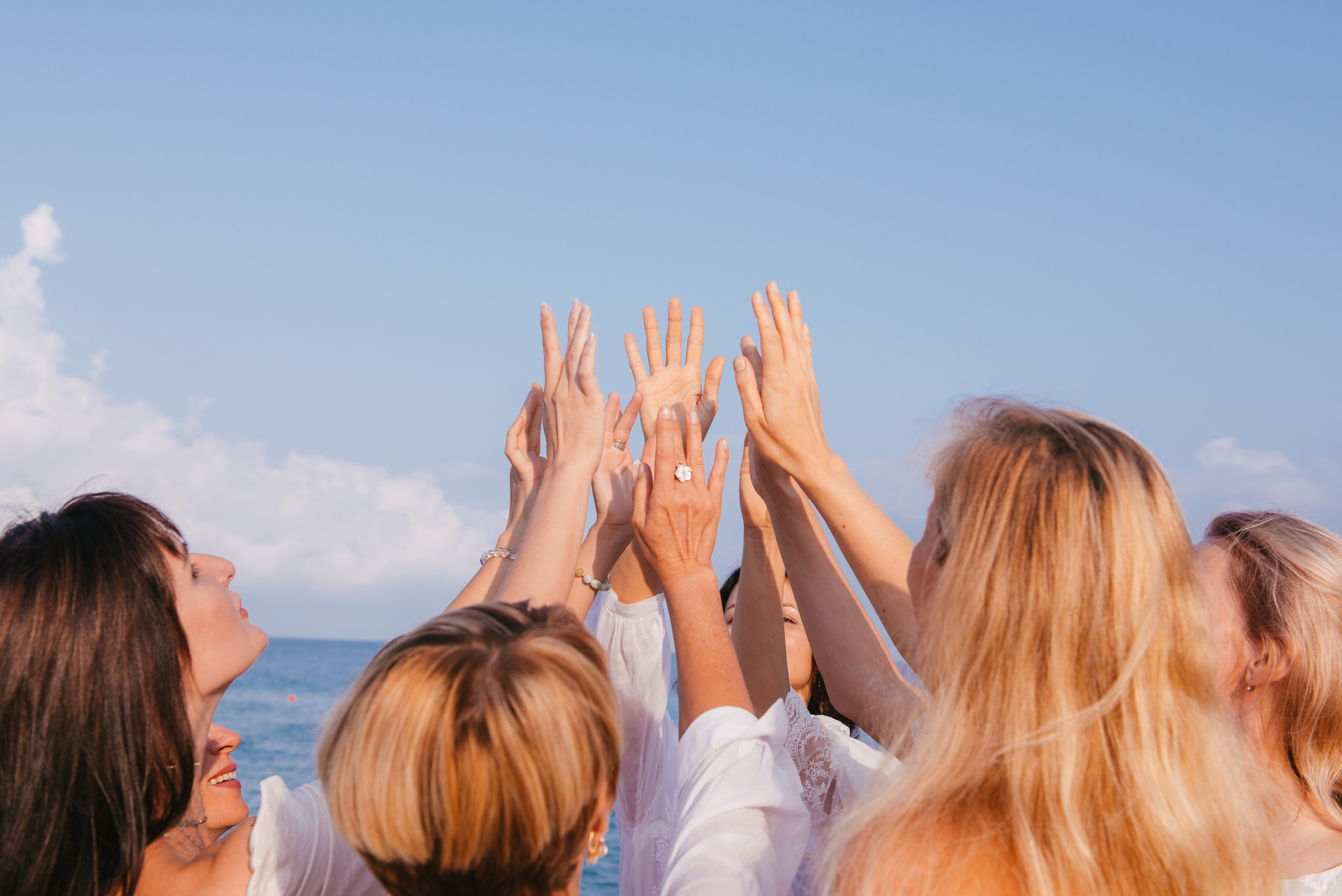 Фотосессия на берегу моря для сайта женского тура. Портретный и репортажный фотограф в Сочи Рамодина Юлия