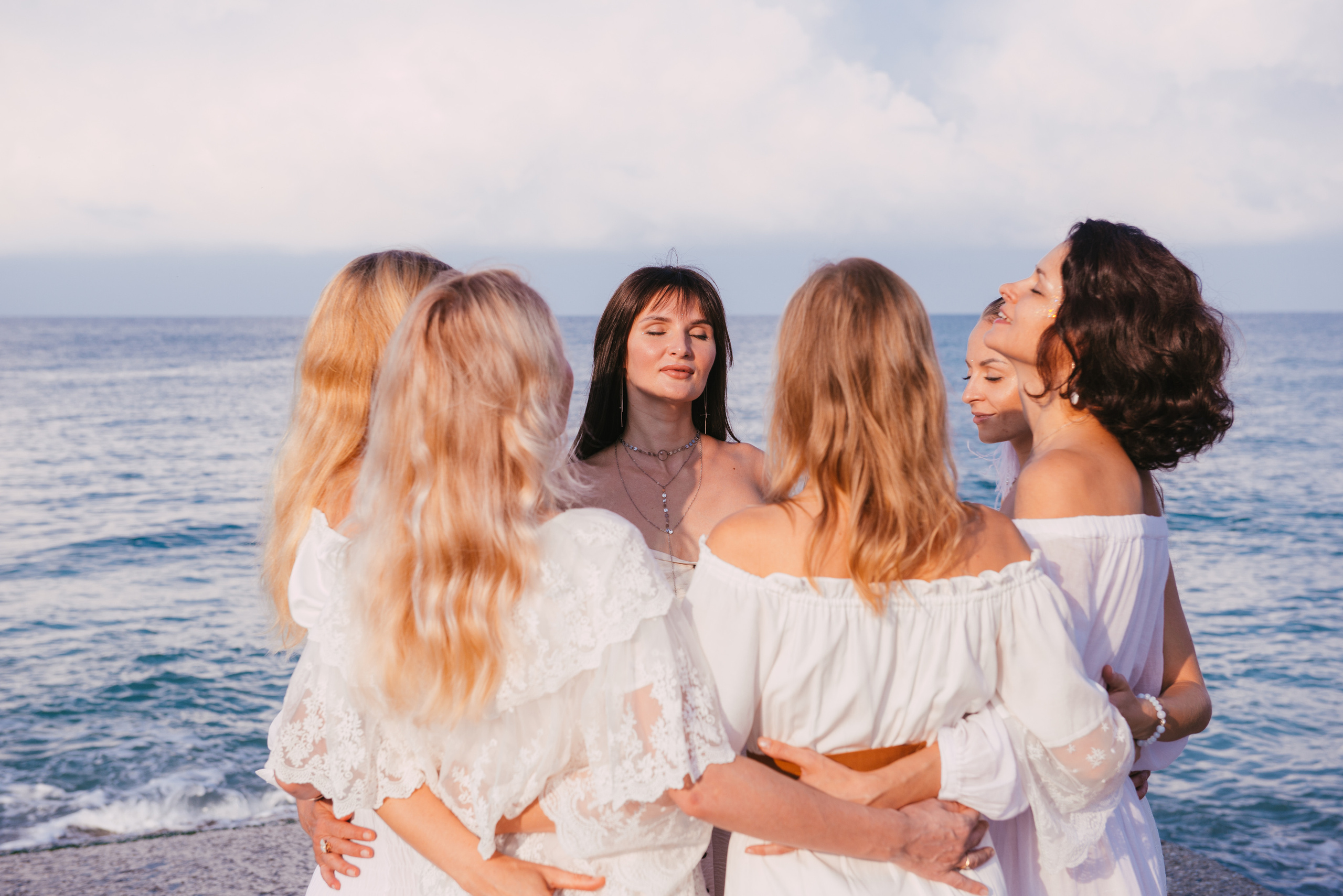 Фотосессия на берегу моря для сайта женского тура. Портретный и репортажный фотограф в Сочи Рамодина Юлия