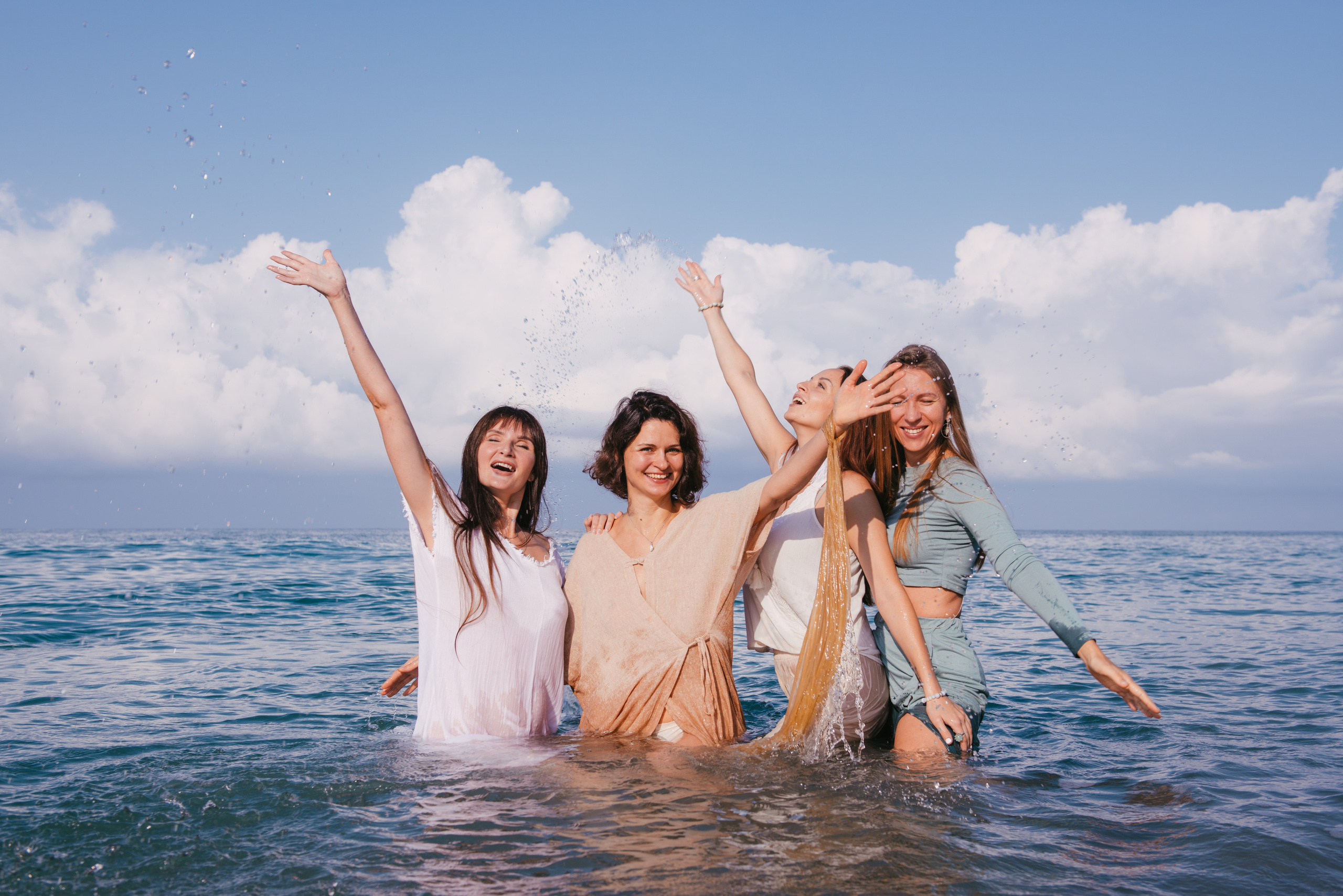 Фотосессия на берегу моря для сайта женского тура. Портретный и репортажный фотограф в Сочи Рамодина Юлия