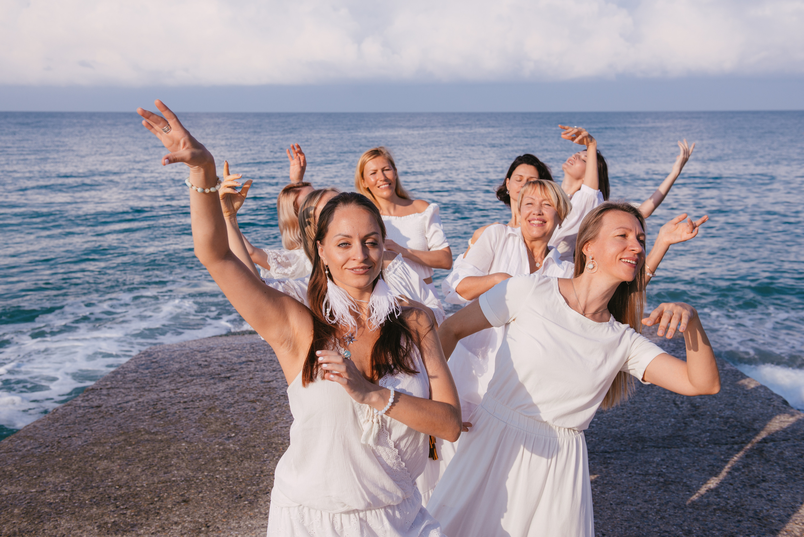 Фотосессия на берегу моря для сайта женского тура. Портретный и репортажный фотограф в Сочи Рамодина Юлия