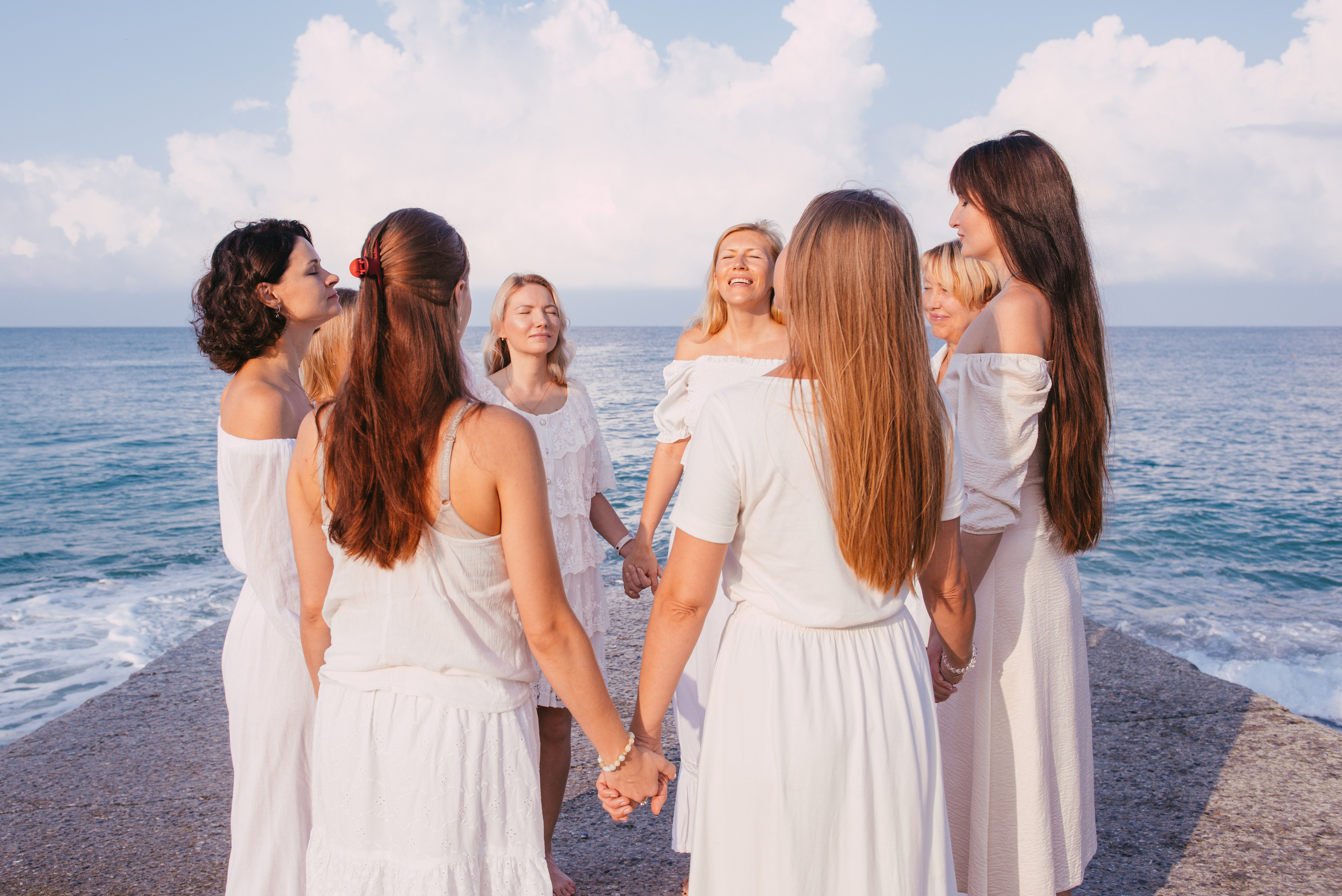 Фотосессия на берегу моря для сайта женского тура. Портретный и репортажный фотограф в Сочи Рамодина Юлия