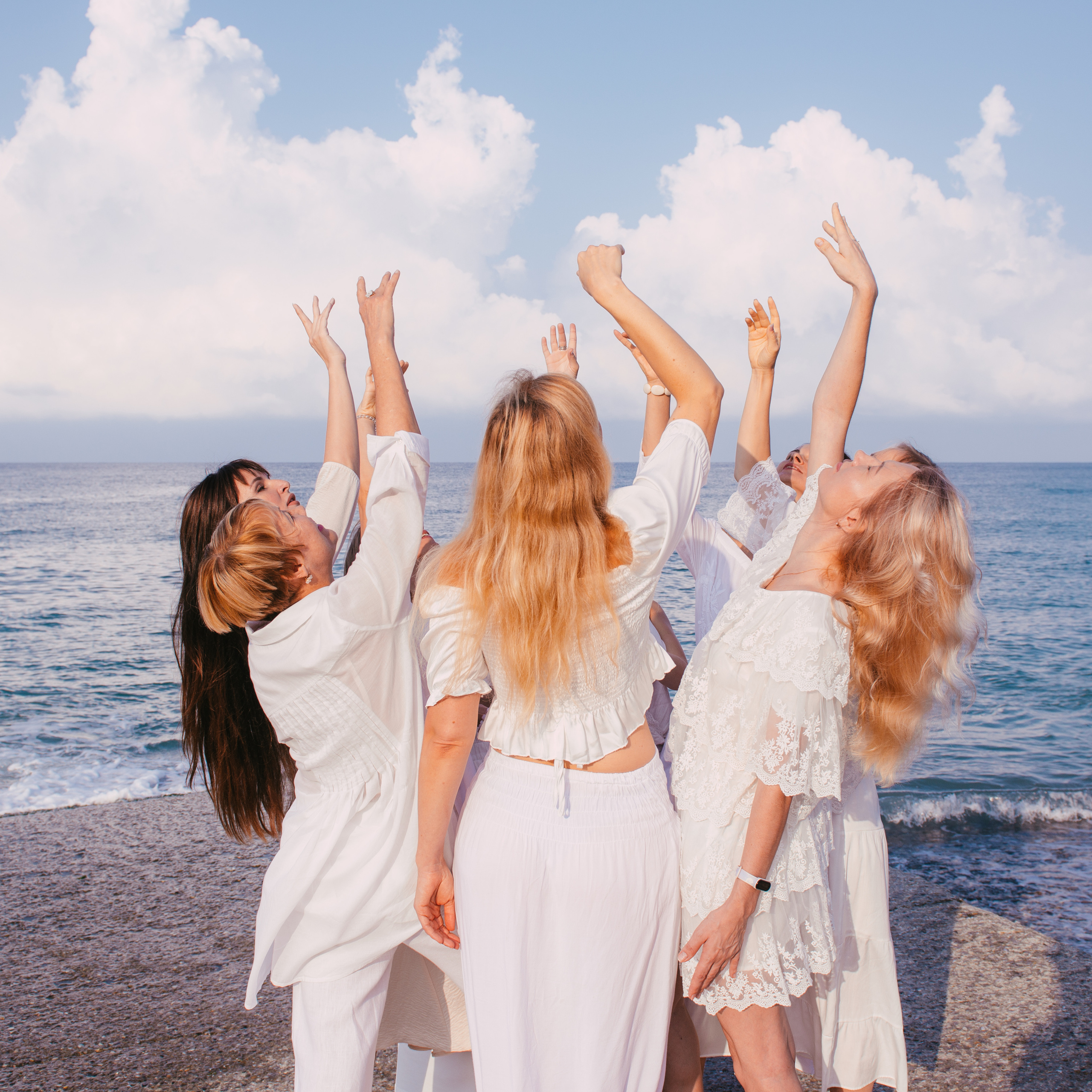 Фотосессия на берегу моря для сайта женского тура. Портретный и репортажный фотограф в Сочи Рамодина Юлия