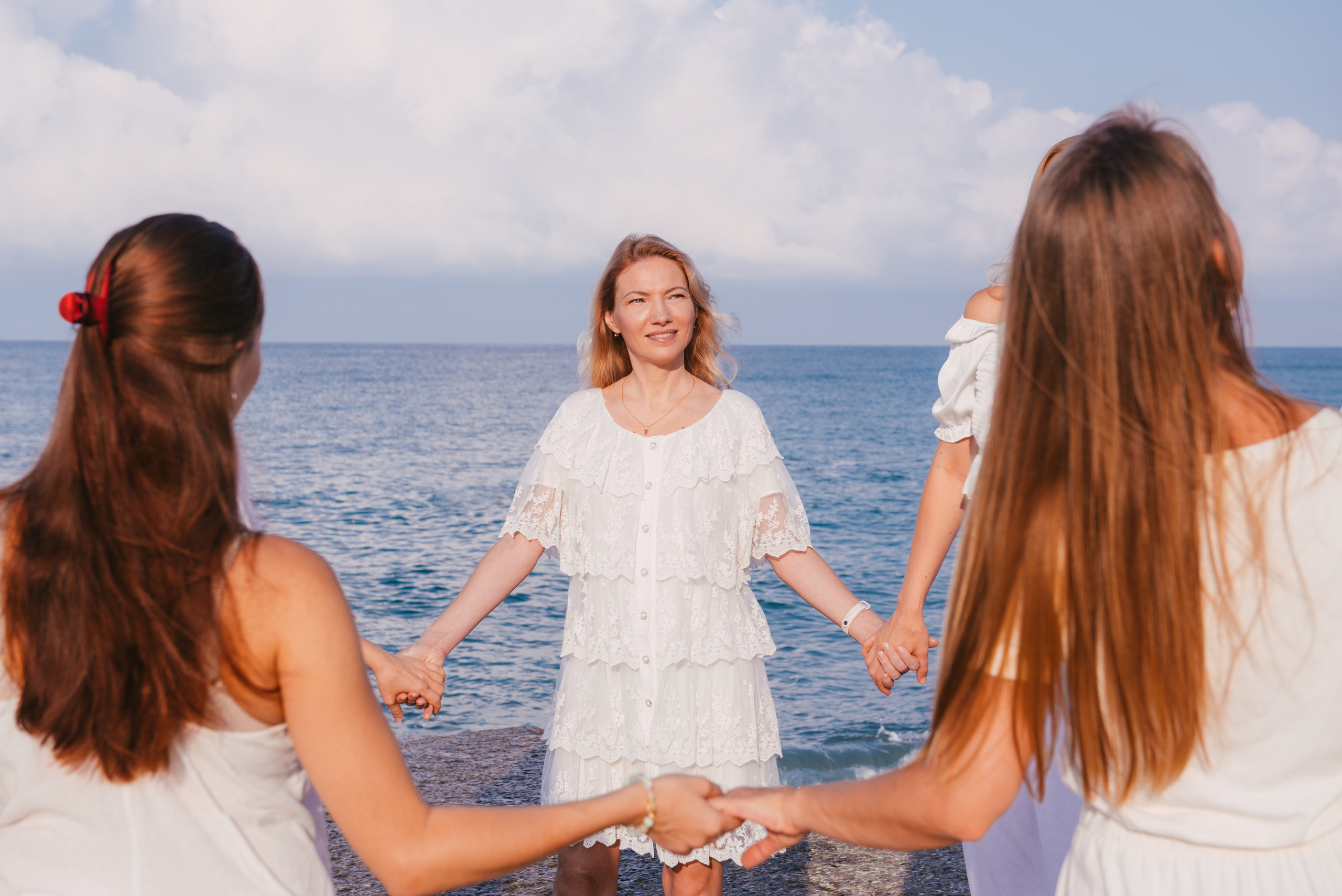 Фотосессия на берегу моря для сайта женского тура. Портретный и репортажный фотограф в Сочи Рамодина Юлия