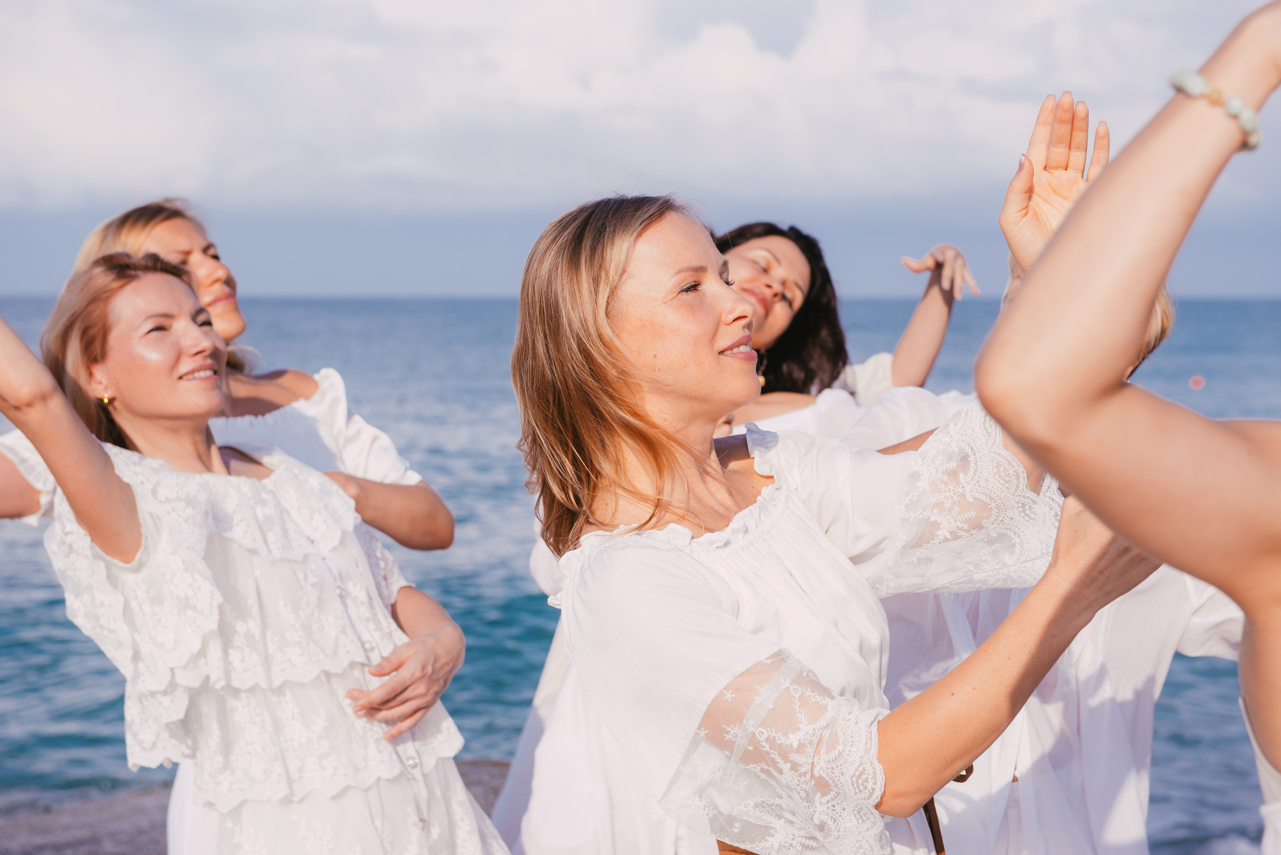 Фотосессия на берегу моря для сайта женского тура. Портретный и репортажный фотограф в Сочи Рамодина Юлия