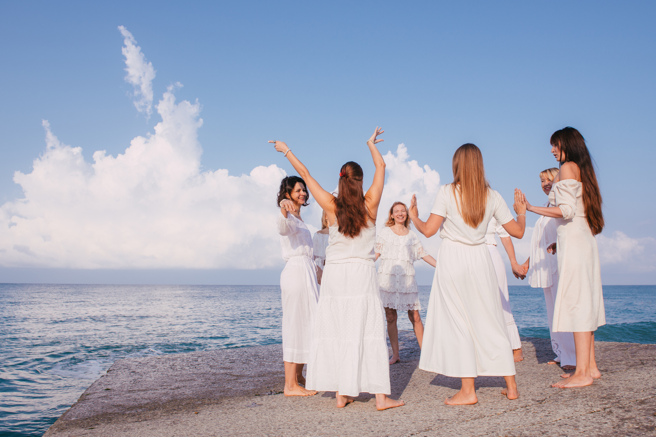 Фотосессия на берегу моря для сайта женского тура. Портретный и репортажный фотограф в Сочи Рамодина Юлия