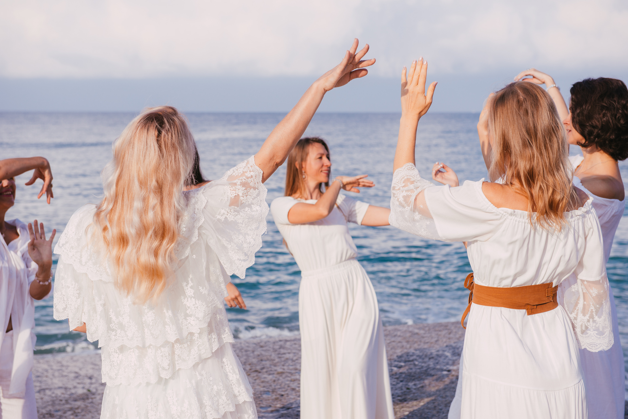 Фотосессия на берегу моря для сайта женского тура. Портретный и репортажный фотограф в Сочи Рамодина Юлия