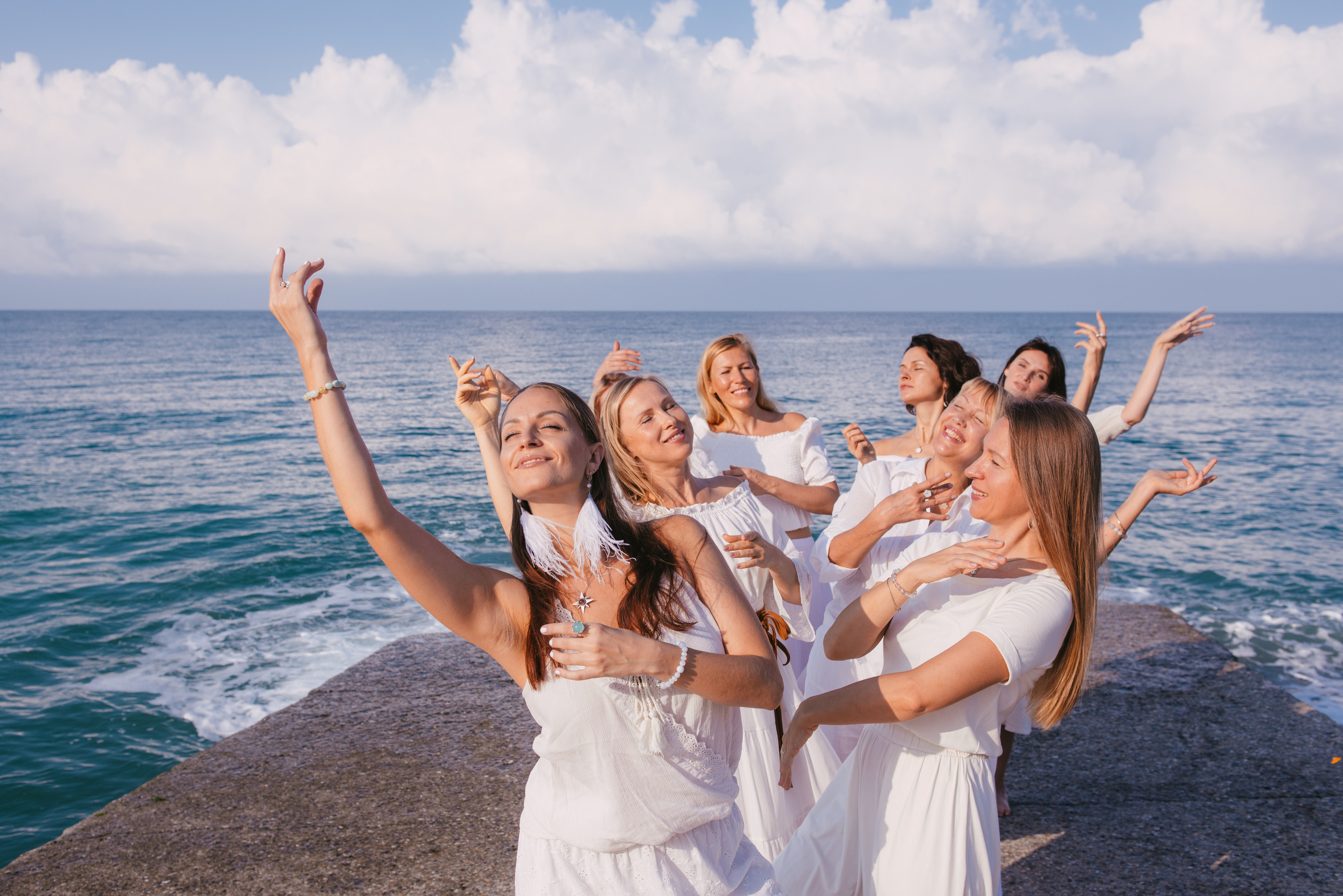 Фотосессия на берегу моря для сайта женского тура. Портретный и репортажный фотограф в Сочи Рамодина Юлия