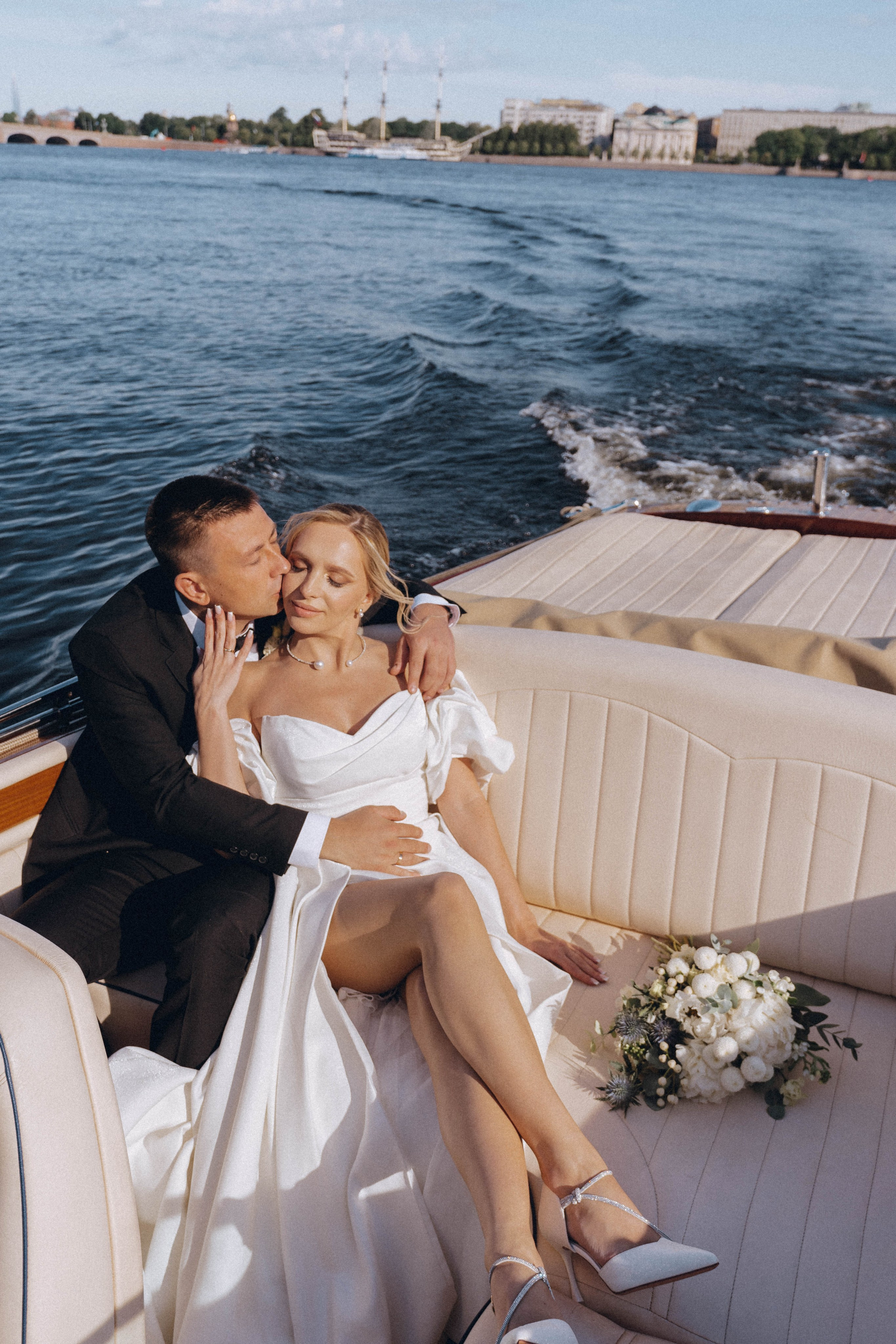 СВАДЕНБНАЯ СЬЕМКА НА КАТЕРЕ ПО КАНАЛАМ САНКТ-ПЕТЕРБУРГА И В АКВАТОРИИ НЕВЫ. Профессиональный фотограф, Санкт-Петербург — Виктория Богомолова