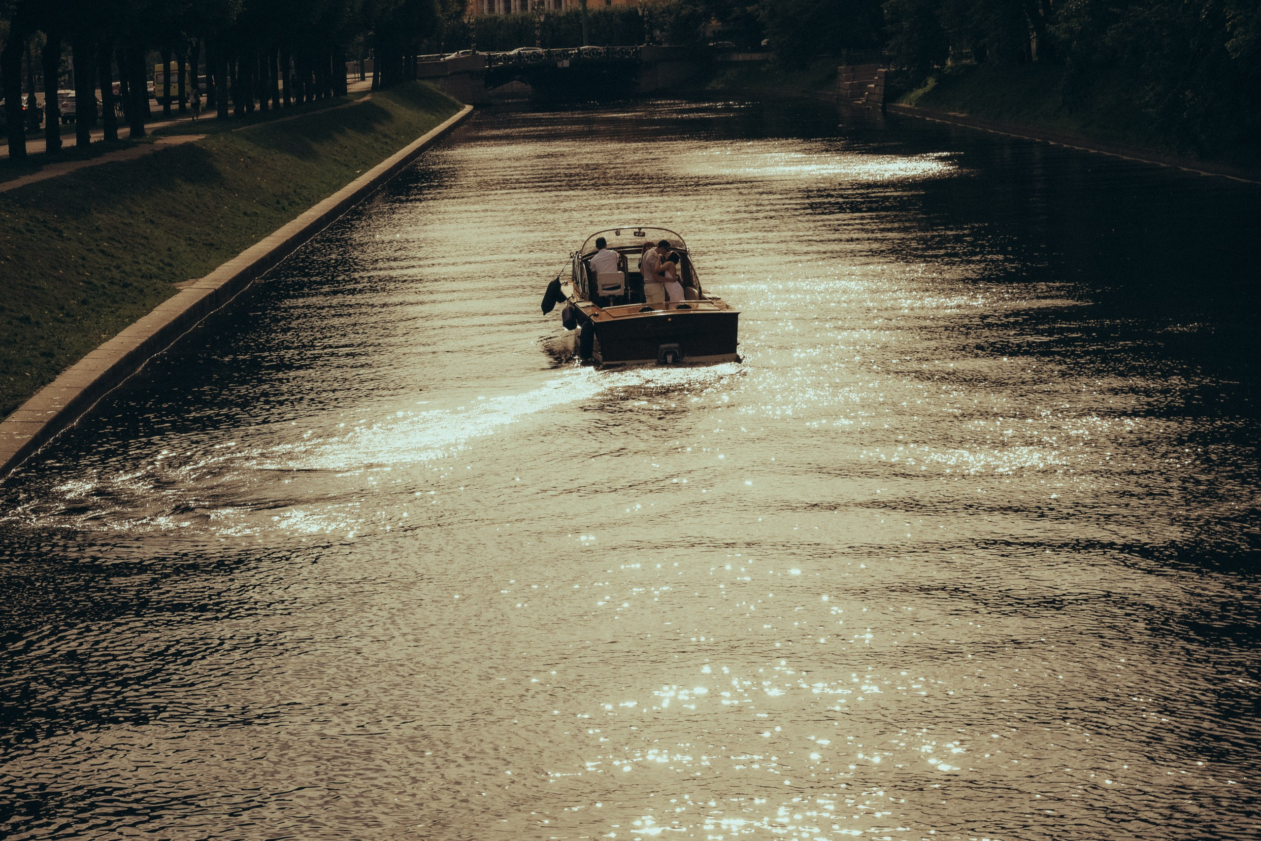 СВАДЕНБНАЯ СЬЕМКА НА КАТЕРЕ ПО КАНАЛАМ САНКТ-ПЕТЕРБУРГА И В АКВАТОРИИ НЕВЫ. Профессиональный фотограф, Санкт-Петербург — Виктория Богомолова