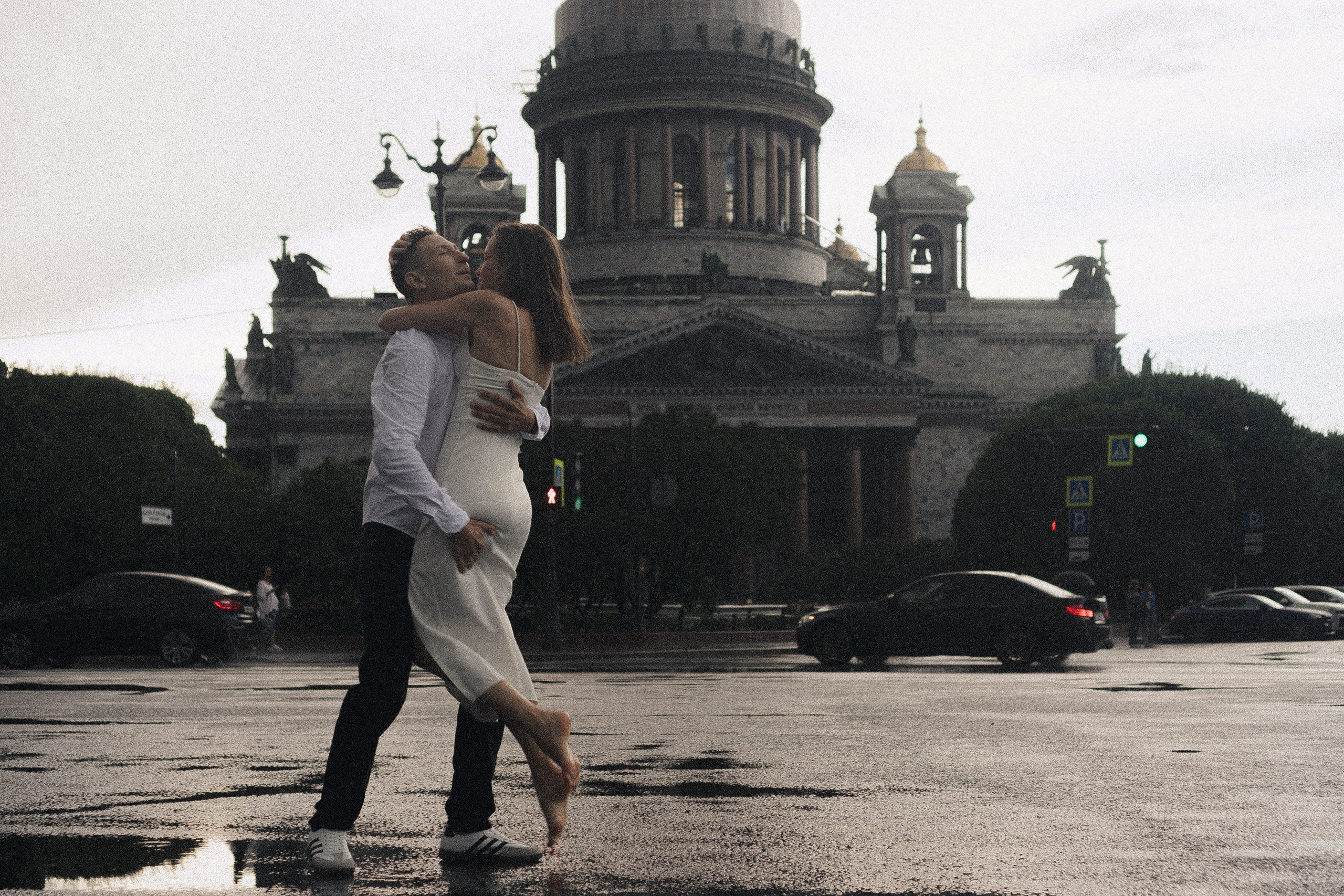 СВАДЕБНАЯ ФОТОСЕСИСИЯ В МЕТРО И ВОЗЛЕ ИСАКИЕВСКОГО СОБОРА В ДОЖДЬ. Профессиональный фотограф, Санкт-Петербург — Виктория Богомолова