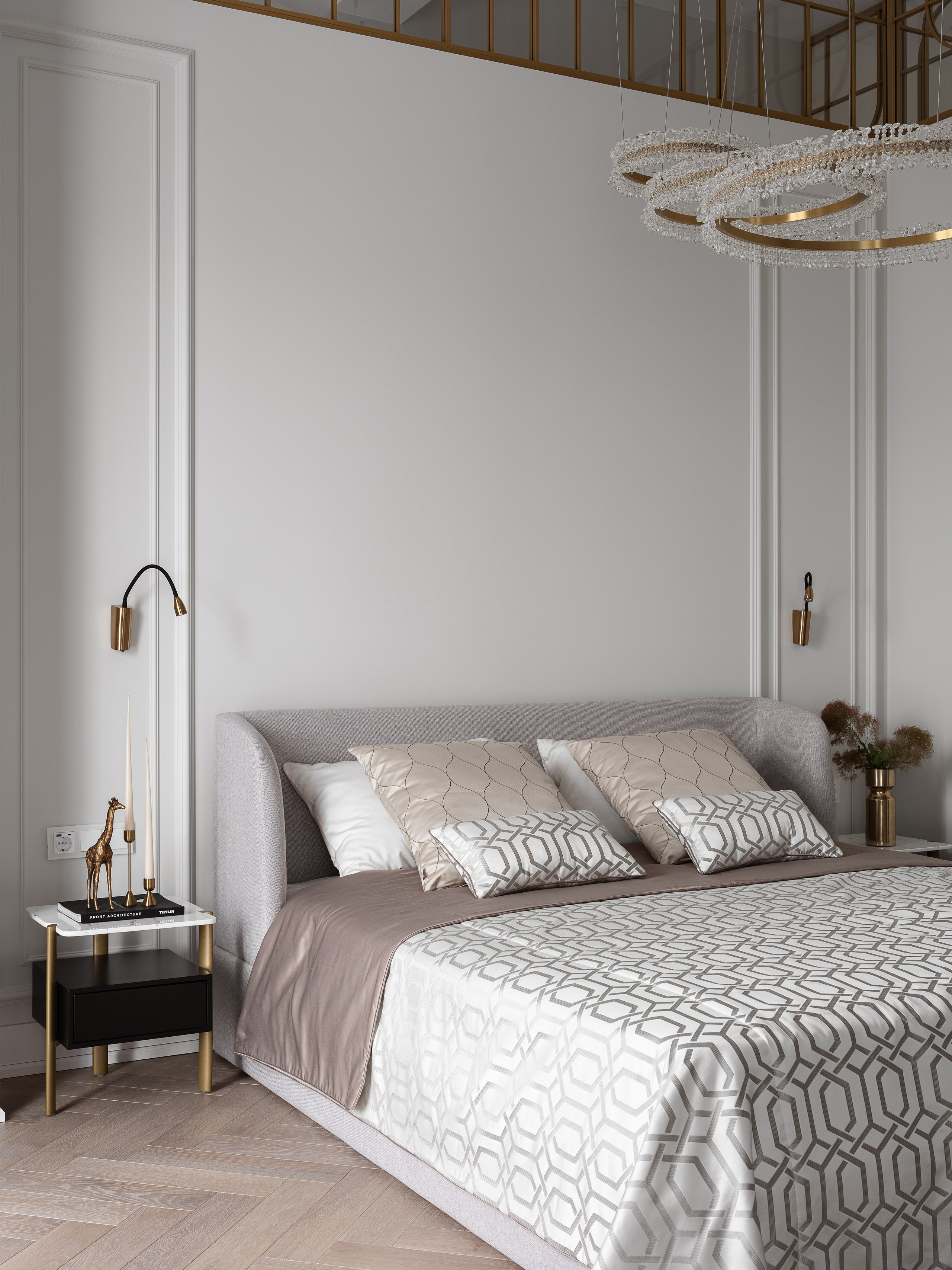 Современная спальня с мягким изголовьем: нейтральная палитра в текстиле, геометрическое покрывало, декоративные подушки и акцентный светильник. Автор концепции — дизайнер Василисса Бачева, стилист Наталья Якушева, фотограф Сергей Денисенко.