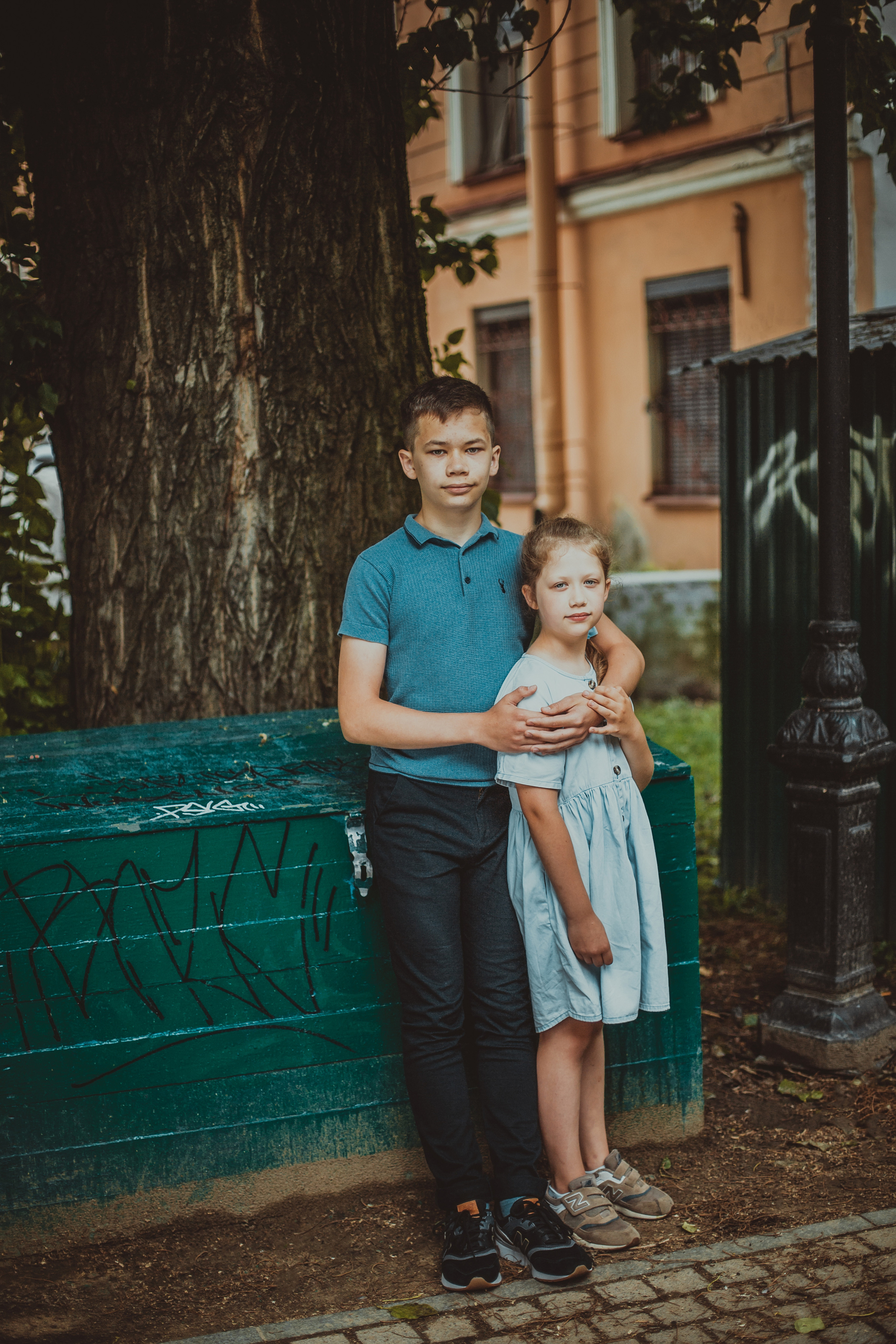 Фотосессия мамы с сыном и дочкой во дворах Петроградской стороны. Детский, свадебный и семейный фотограф Юлия Курбатова, Санкт-Петербург