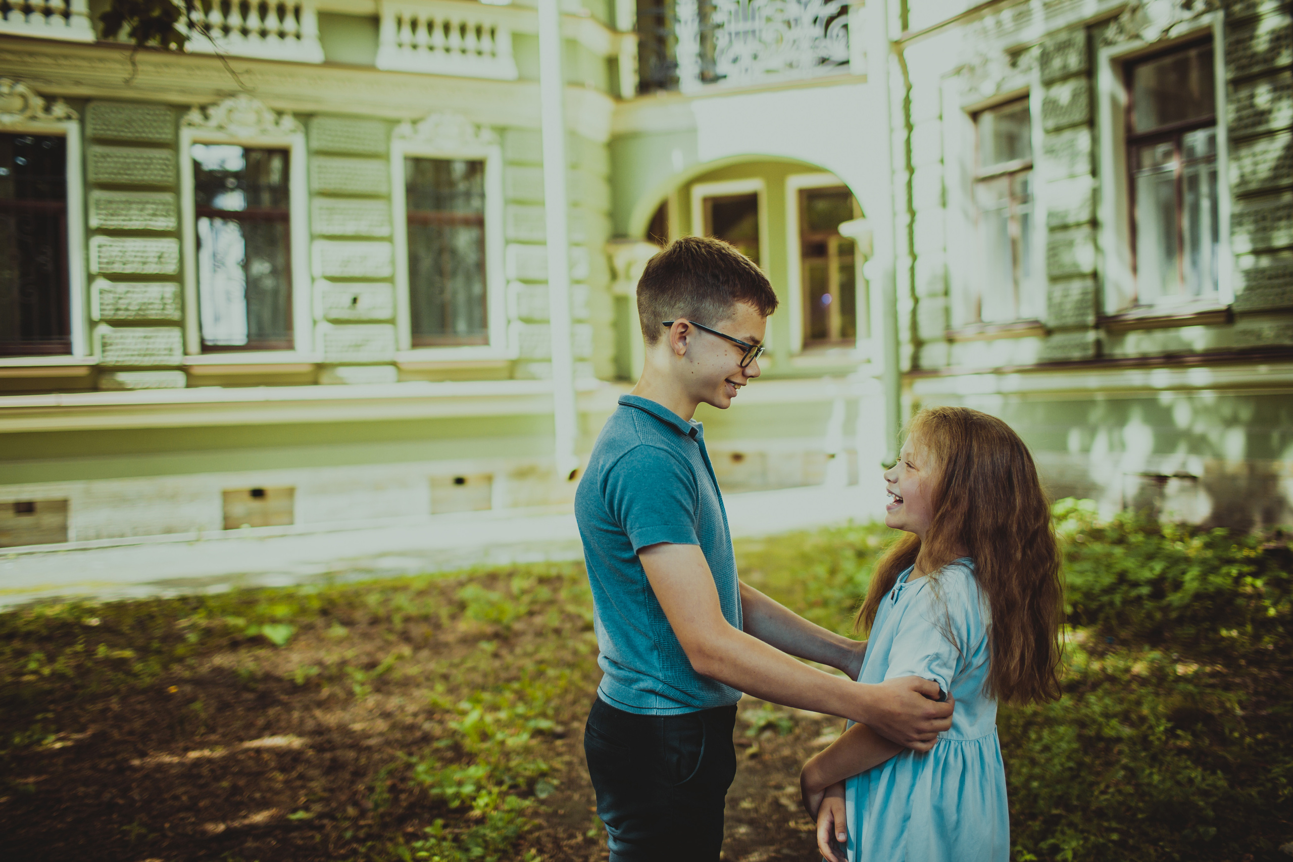 Фотосессия мамы с сыном и дочкой во дворах Петроградской стороны. Детский, свадебный и семейный фотограф Юлия Курбатова, Санкт-Петербург